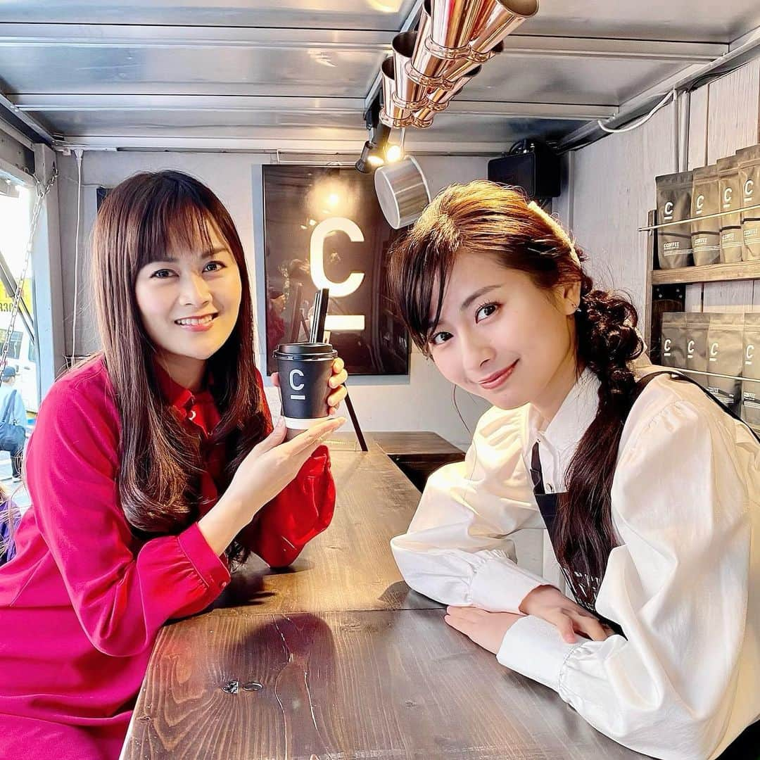 野本愛さんのインスタグラム写真 - (野本愛Instagram)「12/1にオープンした @c_coffee_official の「C COFFEE BAR」に行ってきたよ😊❣️﻿ ﻿ TVや雑誌でも話題の渋谷の新名所、移動型バートラックメディア「TLUX」とコラボしていて、﻿ お洒落なオープンエアのカウンター❣️﻿ 換気とか密も気にしなくていいよ😊✨﻿ ﻿ ゲストでカフェスタッフをされていた、﻿ ロンモンロウ @ronmonroe_official ちゃん可愛かったー🥰💕﻿ ﻿ C Coffeeは、普段はWEBだけで販売してるから、﻿ その場飲めるのはこのお店だけ😃✨✨﻿ ﻿ 私もいつも飲んでるんだけど、﻿ 国産の炭や乳酸菌も入ってて、﻿ インナービューティーとしても﻿ 魅力的なんだけど、﻿ とにかくコーヒーの味がいい❣️❣️﻿ 美味しいから、お気に入り❤️﻿ ﻿ ■場所:﻿ 「C COFFEE BAR」﻿ 〒150-0042 東京都渋谷区宇田川町31-2 ﻿ ヨシモト∞ホール屋外 BAR TRUCK MEDIA TLUX 内﻿ ﻿ ■営業時間:﻿ 毎週水・金・日の12:00-17:00﻿ ﻿ #チャコールコーヒー ﻿ #ダイエットコーヒー﻿ #チャコールクレンズ﻿ #ダイエット #シーコーヒー﻿ #cコーヒー #c_coffee﻿ #TLUX #トラックス﻿ #バートラック #移動型バー」12月3日 20時06分 - himemode