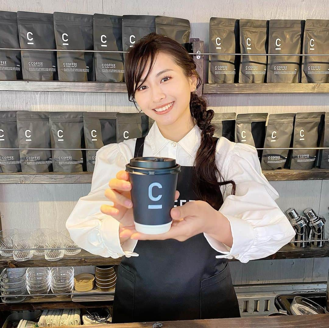 野本愛さんのインスタグラム写真 - (野本愛Instagram)「12/1にオープンした @c_coffee_official の「C COFFEE BAR」に行ってきたよ😊❣️﻿ ﻿ TVや雑誌でも話題の渋谷の新名所、移動型バートラックメディア「TLUX」とコラボしていて、﻿ お洒落なオープンエアのカウンター❣️﻿ 換気とか密も気にしなくていいよ😊✨﻿ ﻿ ゲストでカフェスタッフをされていた、﻿ ロンモンロウ @ronmonroe_official ちゃん可愛かったー🥰💕﻿ ﻿ C Coffeeは、普段はWEBだけで販売してるから、﻿ その場飲めるのはこのお店だけ😃✨✨﻿ ﻿ 私もいつも飲んでるんだけど、﻿ 国産の炭や乳酸菌も入ってて、﻿ インナービューティーとしても﻿ 魅力的なんだけど、﻿ とにかくコーヒーの味がいい❣️❣️﻿ 美味しいから、お気に入り❤️﻿ ﻿ ■場所:﻿ 「C COFFEE BAR」﻿ 〒150-0042 東京都渋谷区宇田川町31-2 ﻿ ヨシモト∞ホール屋外 BAR TRUCK MEDIA TLUX 内﻿ ﻿ ■営業時間:﻿ 毎週水・金・日の12:00-17:00﻿ ﻿ #チャコールコーヒー ﻿ #ダイエットコーヒー﻿ #チャコールクレンズ﻿ #ダイエット #シーコーヒー﻿ #cコーヒー #c_coffee﻿ #TLUX #トラックス﻿ #バートラック #移動型バー」12月3日 20時06分 - himemode