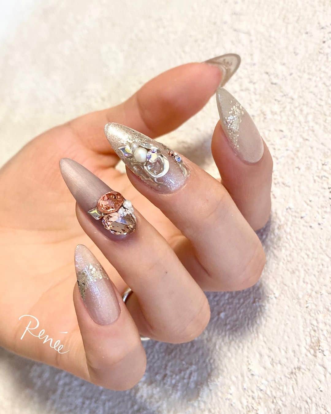 埜藤理恵のインスタグラム：「ブライダルネイル💍﻿ ﻿ドレスはウェディングドレスと﻿ ボルドーのカラードレスだったので﻿ どちらにも合うように﻿ グレーにクリアレッドを合わせました😊﻿ ﻿ 長さだしはapresで﻿ @apresnailofficial ﻿ @apresnailjapan ﻿ ﻿ もともとベッドが長いお客様﻿ apresの﻿ ナチュラルラウンジミディアムでも短くて﻿ スティリットロングで﻿ 長さだししてから形を削って調節しています。﻿ ﻿ ﻿ 今日は一日中ネイリストのお客様✨﻿ 終始爆笑してた!!﻿ 楽しい時間を﻿ ありがとうございました☺️✨﻿ 素敵な式になりますように.....♡﻿ ﻿ ﻿ ﻿ 2020年11月14日(土)﻿ nailsalon Renée 梅田本店﻿ BEAULAND Ashiya 芦屋店﻿ に続き3店舗目となる﻿ Renée les deux(レネレドゥ)﻿ 梅田2号店オープン！！！﻿ ﻿ ﻿ ﻿ ﻿ nailsalon Renée®︎﻿ ￣￣￣￣￣￣￣￣﻿ TV.メディア出演﻿ スタッフ全員資格保持者﻿ カラー300種類以上﻿ パーツ1000種類以上﻿ 雑誌掲載デザイン多数﻿ ﻿ ﻿ ﻿ ▫︎梅田店﻿ 【open-close】11:00〜21:00﻿ 【定休日】不定休﻿ 【add】大阪市北区堂山町15-23-908﻿ ﻿ ﻿ ▫︎芦屋店﻿ 【open-close】11:00〜21:00﻿ 【定休日】不定休﻿ 【add】芦屋市業平町6-11 Ashiya grotto 302﻿ ﻿ ﻿ ﻿ ﻿ ▶︎▶︎▶︎初回クーポンご利用頂けます﻿ ￣￣￣￣￣￣￣￣￣￣￣￣￣￣￣￣﻿ ご予約はプロフィールTOPのリンク内﻿ URLをご利用下さい。﻿ ﻿ ﻿ ﻿ メニューに迷った方やご相談は…﻿ ﻿ 　　🤍Renée公式LINE🤍﻿ ─────────────﻿  【@bos7903t】←※@から入力🔍﻿ ﻿ ﻿ ﻿ ﻿ ﻿ #nail#nails#gelnails#nailart#ネイル#ジェルネイル#美甲#네일#젤네일#nailsalonrenee#ネイルサロンレネ﻿ #大阪ネイルサロン#梅田ネイルサロン#芦屋ネイルサロン#神戸#芦屋#beauland#ビューランド﻿ #芦屋ネイルサロン#love#instagood」