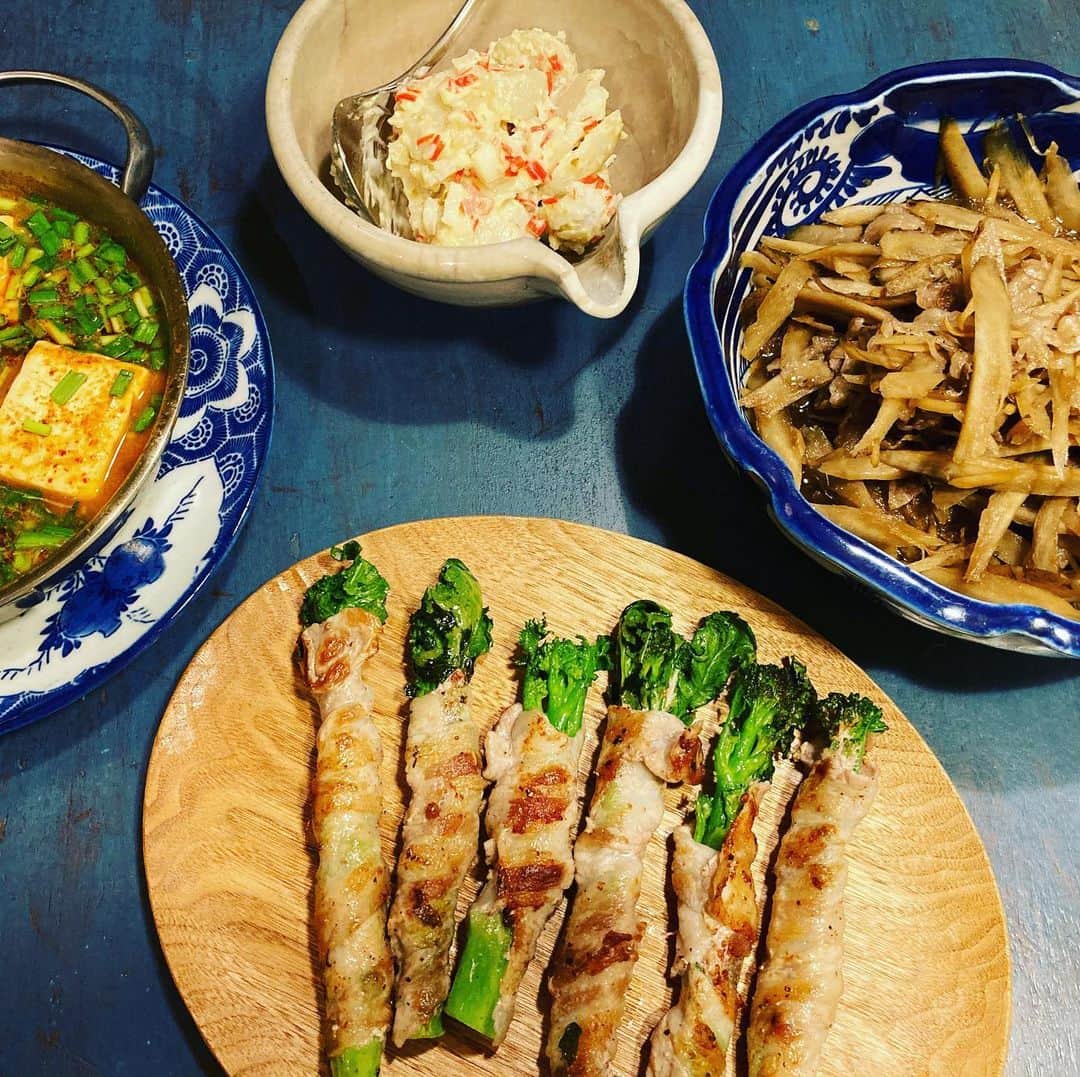 井上荒野のインスタグラム：「今日は私が作る日。夫が使い残した食材で居酒屋的。スティックセニョールの豚バラ巻きはTwitterに流れてきたレシピ。」