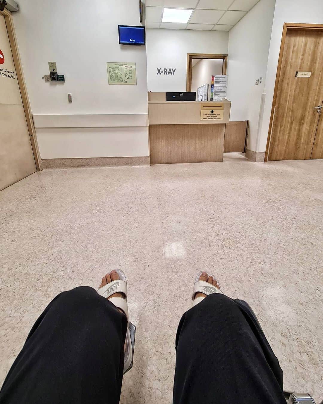 デスモンド・タンのインスタグラム：「2020 has not been the most exciting year. I recently injured my lower back, which forced me to steer off course at work. I couldn't stand or walk without assistance for a couple of days. It wasn't the best experience; a great lesson to understand the importance of health. We gotta seriously listen to our bodies and give them the rest they deserve. Rest when you can, treat now not then.  During this period, training and preparation works for my next TV series have been disrupted, with some shoots affected etc. Massive changes are made in plannings to accommodate my condition.   I wanna say a BIG THANK YOU to my team and fellow production folks for all the love, patience and understanding. I'll get well and join the pack soon! I'LL BE BACK! 🤖  I wanna give a shout-out to the doctors, nurses and therapists for helping me get better! 💙 And my family too! Love ya!」