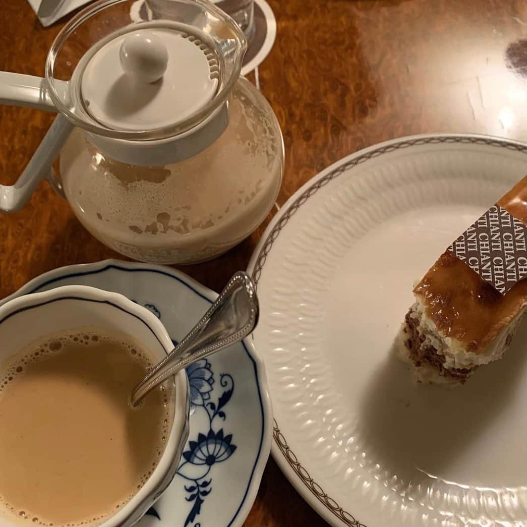 亀川萌絵子のインスタグラム：「ガトーショコラで有名なケンズカフェ東京さんが監修した「くちどけにこだわったプチチョコパイ ケンズカフェ東京監修＜ガトーショコラ＞」が１１月１０日から全国のファミリーマートで限定販売👏🏼  チョコパイ×ガトーショコラ というチョコ好きには堪らない夢のコラボレーション〜✨  昨日食べたんだけど、チョコ好きの私には最高な味でした🤎ペロリでした！🤤  2枚目の時の写真、ミスコン活動が始まってすぐに載せたんだけど、懐かしい〜時経つの早いですね💦まだ髪も短い😳  #ケンズカフェ #ケンズカフェ東京 #チョコ」