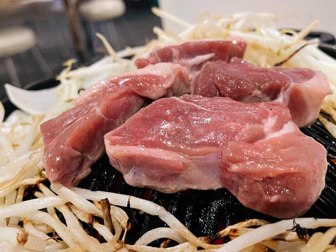唯一無二の絶品グルメさんのインスタグラム写真 - (唯一無二の絶品グルメInstagram)「【ゆきだるま中野部屋】 🥩ジンギスカン食べ放題 📍東京：中野駅から徒歩4分  国内輸入量たった1%のアイスランド産ラム肉が食べ放題のお店。  分厚くカットされたラム肉は柔らかく、噛めば噛むほど肉の旨味が口の中に広がる！  塩やタレ、ニンニクを使って味の変化も楽しめます！ ラム肉は普通のものと味付きの2種類があるので、味付きの方は焼いたらそのまま食べてもよし！ 個人的には羊肉の味わいを楽しめる普通のラム肉の方が好きでした！  ライスや野菜も食べ放題＆ドリンクも飲み放題！ お肉をご飯と一緒にかきこむと相性抜群です！  ドリンクはアルコール系はもちろん、ソフトドリンクもあるので、お酒が飲めない人でも大丈夫。  ダクトがあるものの、匂いが付きやすいので匂いが付いてもいい、服装での来店がオススメ！ （ちなみに匂いが付かないように荷物を入れる袋ももらえます）  ジンギスカン食べ放題は90分4680円。 120分5180円です！  注文できる食べ放題＆飲み放題メニューは画像に載せているので、そちらを参照してみてください！  【コロナ対策】 ※ダクト設置 ※定期的にお店の換気を実施(入口扉の開放＆窓の開放) ※店員さんのマスク着用 ※各卓上に消毒液設置  📍東京都中野区中野3-33-20 中野五差路ビル2F  #中野グルメ #中野 #ジンギスカン #ラム肉専門店  #東京グルメ #nakano」12月3日 20時08分 - muni_gurume_japan