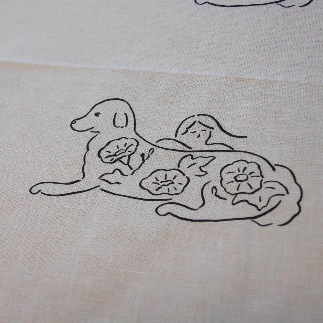 手紙社さんのインスタグラム写真 - (手紙社Instagram)「【「新しいオンラインフェスティバル・布博」限定・Canako Inoueのハンカチ手ぬぐいセット！】﻿ 透明感のある色彩と美しい光としておおらかなタッチで表現する「Canako Inoue（@canakoinoue）」。今回の布博限定で登場する「犬猫ハンカチ手ぬぐいセット」には、猫を可愛がる少女を描いた『猫と少女のハンカチ』、そして新作の『犬と少女 手ぬぐい』入っています！　猫と犬の体には可愛らしい花の模様が。ハンカチはスカーフとしても使うことができますよ。﻿ ﻿ ▶︎詳細はプロフィール「@textilefabrics」のリンクより公式サイトへ！﻿ ﻿ ＜「新しいオンラインフェスティバル・布博」開催概要＞﻿ 出展者によるオンラインミーティング開催期間：2020年12月14日（月）〜19日（土）﻿ オンラインショップ開設期間：2020年12月14日（月）〜26日（土）﻿ ※出展者によって開設期間が異なります﻿ 会場：新しいオンラインフェスティバル・布博 公式サイト﻿ ﻿ ◎「新しいオンラインフェスティバル・布博」は3本立て！﻿ 1. オンラインミーティング（番組）﻿ 出展者のアトリエ紹介や制作工程、作品への愛などを出展者からリアルタイムで直接聞くことができる番組を配信。﻿ 2. オンラインショッピング﻿ 出展者による新作や、ここでしか買えない限定作品、もちろん、定番商品も購入することができます！﻿ 3. ライブ番組﻿ ミーティング最終日に豪華アーティストによる音楽ライブや、スタイリストによるファッションコーディネートやお悩み相談会を生中継でお届けします！﻿ ﻿ #手紙社#手紙舎#tegamisha#布博#nunohaku#zoom#zoom講座#オンライン講座#オンラインイベント#オンライン#オンライン配信#オンライン開催#新しいオンラインフェスティバル#新しいオンラインフェスティバル布博#CanakoInoue#小物#服」12月3日 20時09分 - tegamisha