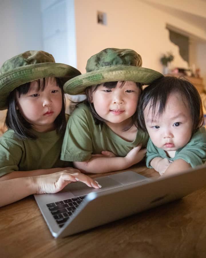 MOMOツインズのインスタグラム：「Recruits FALL IN!  @OurSingaporeArmy turns 55 this year and is holding a virtual exhibition (go.gov.sg/OurArmyFamily) from 1-13 Dec with lots of informative programmes and activities for you and your families!   Check out the Young Warriors zone, with exciting online games to compete in (Lauren managed to score 89 points at On Target), and download colouring sheets for your little ones.   Don’t forget to register for #OurArmyFamilyRun with your family, at your own time and pace. You can either accumulate 5.5km in the individual run, or join in the fun with your family by sharing on IG/FB a photo of your family run with #ARMY55RUNSHAREWIN and stand a chance to win exclusive prizes, while stocks last. #sp   #Army55 #OurArmyFamily #OurSingaporeArmy」