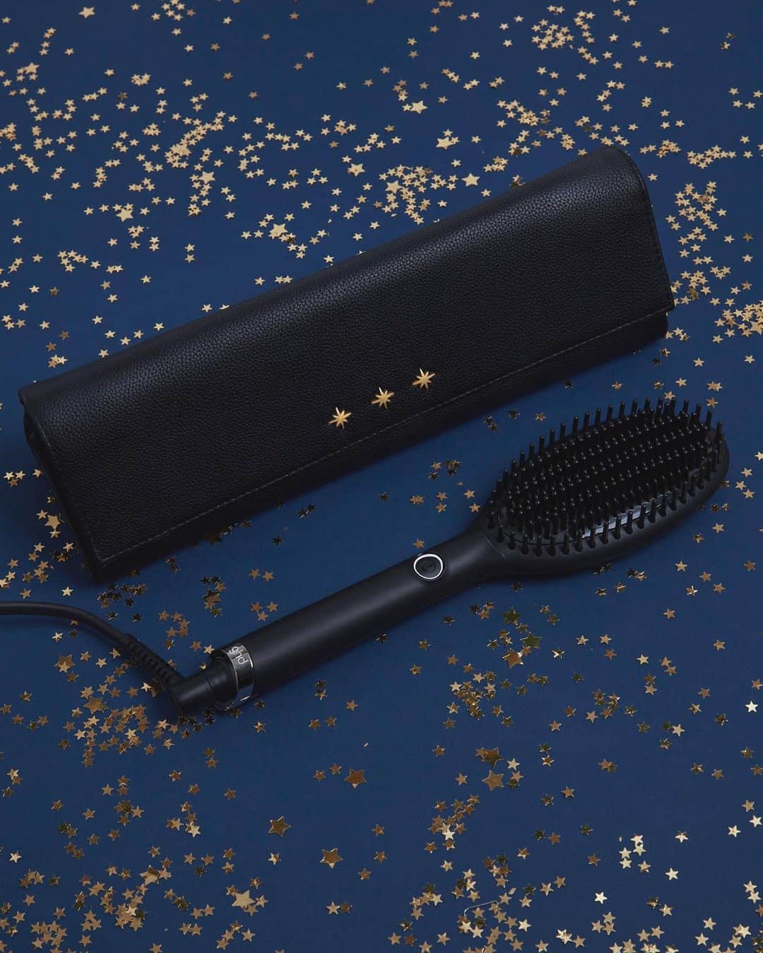 ghd hairさんのインスタグラム写真 - (ghd hairInstagram)「Busy week? Same. 💁‍♀️ We’ve created your Christmas gift guide, so you don’t have to 🎄✨  Swipe to find the perfect gift featuring the #ghdwishuponastar collection and gift sets 👉😍🎁   #ghd #ghdhair #ghdwishuponastar #givelikeaqueen #giftguide #gifts #christmaspresents #hairgoals #hairgifts #christmas」12月3日 20時10分 - ghdhair
