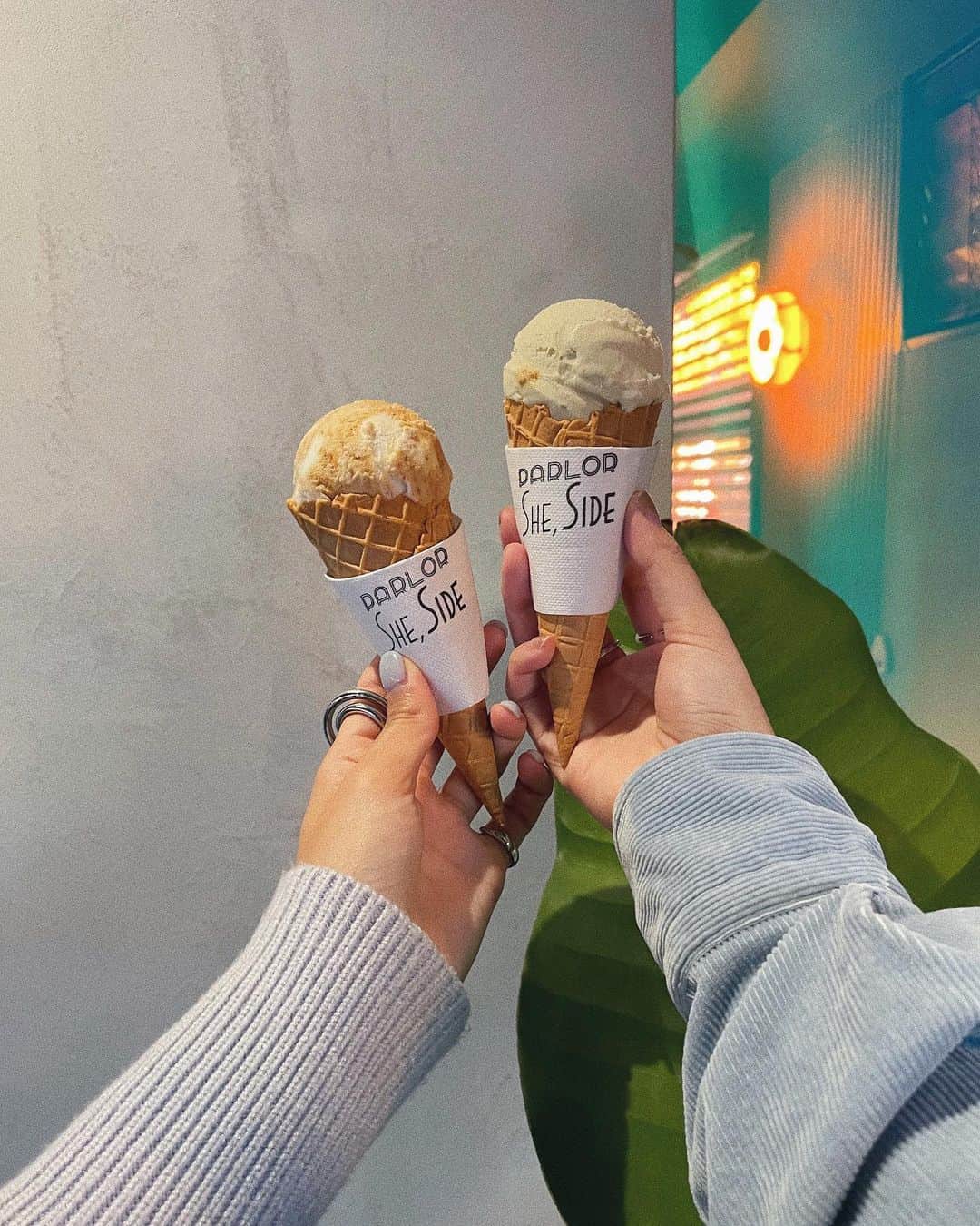 のインスタグラム：「🍦 💞 🍦 SHE HOTELのおもいで〜😚 色味がぜんぶ好きだったなぁ👏👏  髭もじゃ兄貴🧔🏻も合流して、ピンクで家族写真💗笑 （真顔やめよ〜😂😂  早寝早起きのゆる〜い時間楽しかったね✌️🌈  #京都 #旅の思い出」