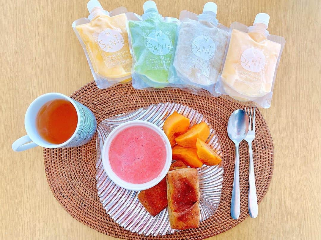 上坂由莉さんのインスタグラム写真 - (上坂由莉Instagram)「﻿ \ \ おうち朝ごはん🥐🥄 / /﻿ ﻿ ﻿ このピンクの物はなんでしょう❓﻿ ﻿ ﻿ 寒くもなってきたので朝にパンをいただく時は﻿ 豆乳ヨーグルトをやめて温かいスープを﻿ とり入れるようにしてます🥰﻿ ちなみにこの日のスープはビーツのスープ💗﻿ ﻿ ﻿ 夏の暑い時に飲んでたコールドプレスジュースのお店﻿ ラサンテでコールドプレススープを発見して﻿ 気になってGETしました😋👆 @lasante.takarazuka ﻿ ﻿ 他にもかぼちゃ、きのこ、にんじん、小松菜の﻿ コールドプレススープで野菜の旨味が﻿ ギュッと凝縮されてて美味しい🥺🥕🥬﻿ ﻿ ﻿ パンは完全栄養食、ベースフードから﻿ 新しく出たメイプルブレッドです🥐 @basefood_tokyo シナモンも新しく出て届いたので楽しみ🤤﻿ ﻿ ﻿ ここのパン凄く好きでかなりリピートしてます❗️﻿ 美味しいのに栄養価が抜群に高い⭐️﻿ パスタも美味しいけど私はパン推しです👆﻿ 【BFAMB2】で初回200円OFFになるみたい🎉﻿ ﻿ ﻿ ビタミンCたっぷりの柿も食べて﻿ 朝から栄養満点💯素敵な1日の始まりでした🤤☀️ ﻿ ﻿ #ラサンテ #スープ #コールドプレスジュース #お取り寄せ﻿ #料理アレンジ #健康マルシェ #通販 #宝塚 #朝食 #栄養﻿ #lasante #innerbeauty #pr #basefood #breakfast﻿」12月3日 20時11分 - yuri_yoga.727