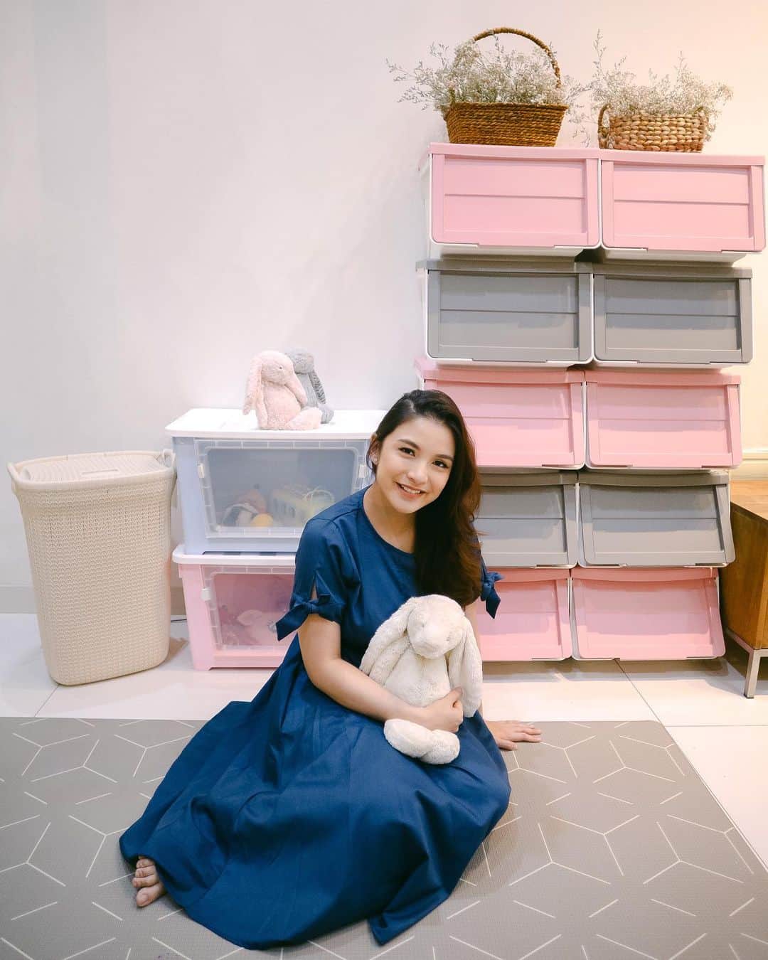チェルシー・オリビアのインスタグラム：「Sejak pandemi ini aku jarang banget bawa Nastusha jalan-jalan..apalagi sekarang ada baby yang harus aku jaga terus..jadi supaya dia tetep happy di rumah dan gak bosen, aku beliin beberapa mainan dan buku-buku kesukaan dia..  Tapi lama-lama baru sadar kok mainannya banyak banget dan jadi berantakan dimana-mana..belum lagi mainan dia yang kecil-kecil suka hilang entah kemana 😔 Sampai akhirnya aku cari-cari storage box yang bagus dan praktis..eh ketemu deh storage box dari @olymplast   Aku pilih Olymplast Storage Solution (OSS) dan Olymplast Box Container (OBC) yang pas banget untuk menyimpan mainan dan buku-buku Nastusha..  Kalau yang OSS ini dilengkapi dengan penutup slide & insert, jadi gak susah lagi kalau mau ambil mainan dia..pilihan warnanya juga banyak dan bisa menahan beban sampai 10kg moms!   Nah untuk yang OBC ini bisa dibuka dari bagian atas dan depan..selain itu, OBC ini bisa ditumpuk dan dipindahkan karna ada rodanya..jadi ambil barang lebih mudah dan mainan lebih tertata rapi..  Sekarang gak ada lagi deh rumah berantakan dan mainan hilang-hilang lagi..semua udah tersusun rapi dan rumah jadi lebih cantik berkat @olymplast.   Nih mumpung mereka lagi berulang tahun bertema #Olymplast5parksJoy, yuk kunjungi IG @Olymplast karena ada giveaway setiap hari, challenge berhadiah dengan nilai ratusan juta untuk moms. Sedangkan pembelian di marketplaces kesayanganmu, juga ada promo gede-gedean loh. Jangan sampai terlewat ya❤」