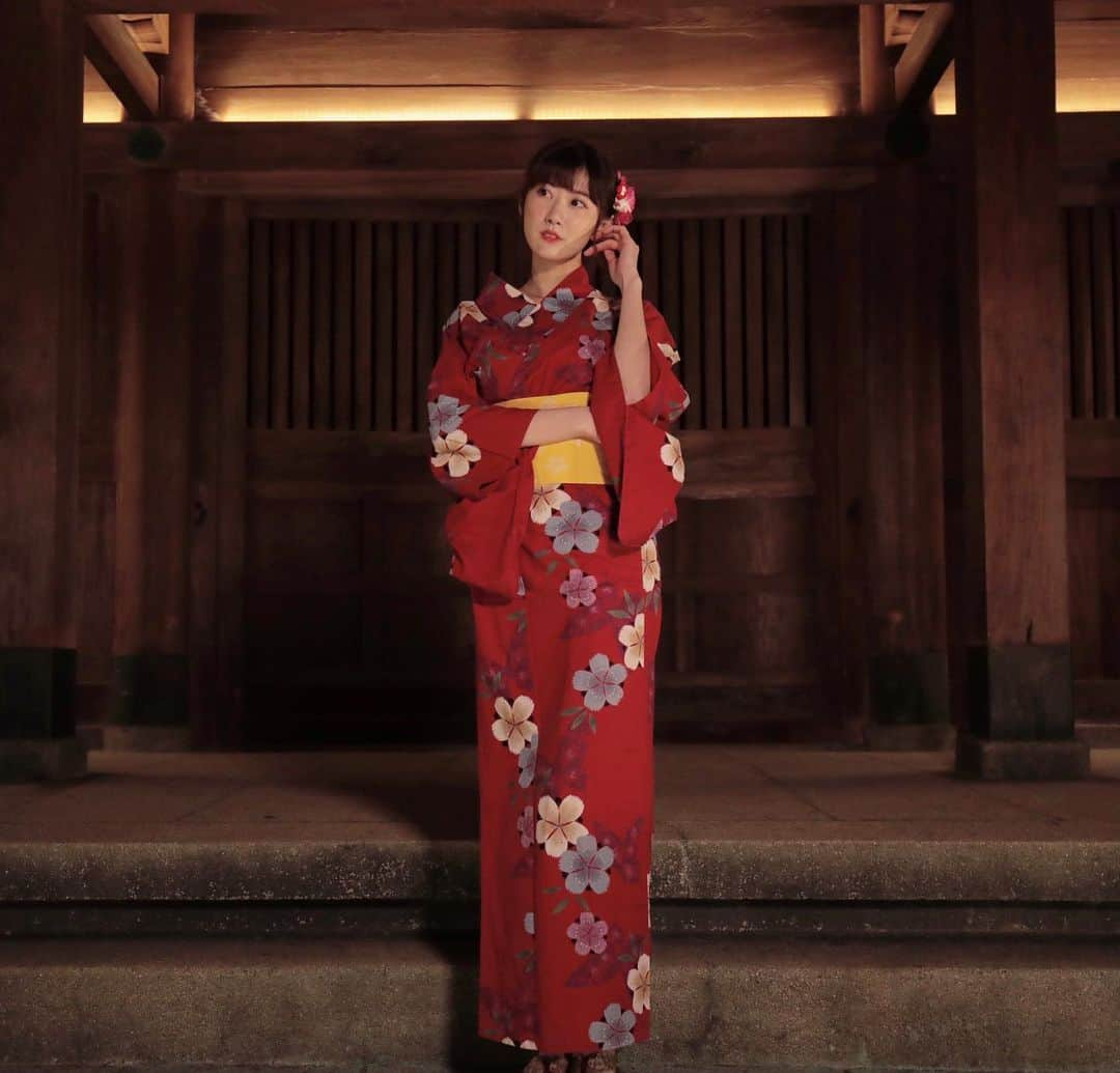 茉晶さんのインスタグラム写真 - (茉晶Instagram)「#往左滑   霧雨瀰漫的神社⛩️ 到那裡的時候，已接近傍晚，祭典即將步入尾聲。  幸好有下定決心租借浴衣，紅色的浴衣將夜晚的氛圍更襯托出來～ 就算逛不到祭典，也能在燈光微暈的神社旁留下紀念照片🥰   #祭典 #浴衣 #浴衣女子 #旅行」12月3日 20時14分 - lin.mo.jing