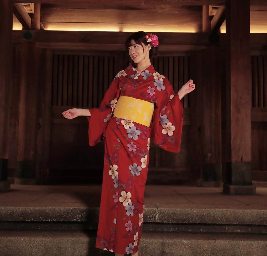 茉晶さんのインスタグラム写真 - (茉晶Instagram)「#往左滑   霧雨瀰漫的神社⛩️ 到那裡的時候，已接近傍晚，祭典即將步入尾聲。  幸好有下定決心租借浴衣，紅色的浴衣將夜晚的氛圍更襯托出來～ 就算逛不到祭典，也能在燈光微暈的神社旁留下紀念照片🥰   #祭典 #浴衣 #浴衣女子 #旅行」12月3日 20時14分 - lin.mo.jing