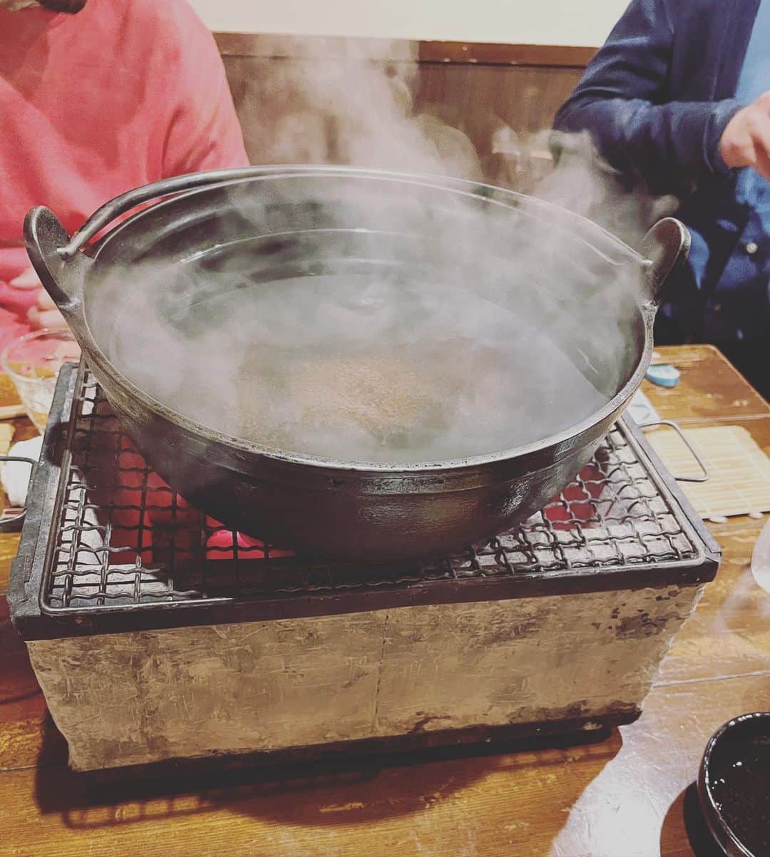 本間憲のインスタグラム：「本気と書いてマジ。 炭火と書いて気合い。」