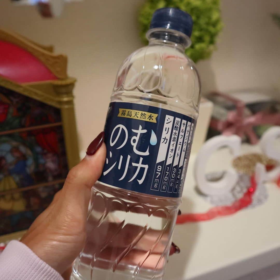 佐野千晃さんのインスタグラム写真 - (佐野千晃Instagram)「のむシリカ @nomusilica_official のボトルデザインがリニューアルしたよ〜！﻿ ﻿ 中硬水なのに軟水みたいに飲みやすいし、飲むことによって有害物質排出を促してくれるから料理にもたまに使ってる🤤﻿ ﻿ 水ってないと生きれないぐらい大切だから気を遣いたいよね🤔﻿ ﻿ 寒くなってきて水分取るの疎かになりやすいから自発的に水分とってね！﻿ ﻿ #シリカ #シリカ水 #のむシリカ #supported #run #running #marathon #フルマラソン #マラソン #マラソン女子 #人生自由自在 #走る女子 #ファッション #ウェア #楽しく走る #ランニング #ジョギング」12月3日 20時16分 - sanochiaki810