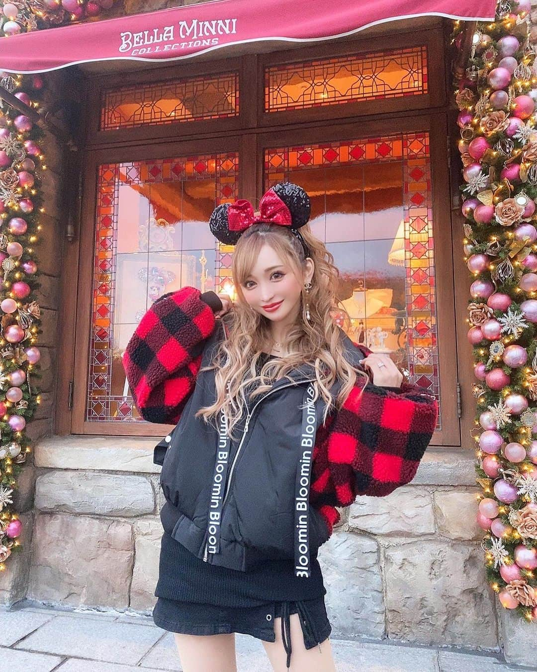 真優川咲さんのインスタグラム写真 - (真優川咲Instagram)「#🐁#❤️#🖤#🎄#🏰#💝 #ディズニーコーデ 😘🖤❤️  #一目惚れ 購入した 【 @bloomin_official 】の#アウター が めちゃくちゃ#暖かくて#可愛くて..最近の #お気に入り 🥰💖 この季節の #disneysea でも#防寒 余裕でした✌☃️︎🧣❄️ 耳とも相性バッチリ だよ♫😋❤️💚❤️  この時期の #Disney って本当に歩いてるだけで #きゅんきゅん するよね..🎄🥺😍💝🎅🏻❤️✨ ちな、 一生歩るけるw この#美脚#ニーハイブーツ は 【 @to_the_sea_hawaii 】でGETしました😉👢💖  🌈あぁ..もう行きたい。。🥺 #夢の国 🐭🏰🦋 #happy #love  #xmas  #christmas #christmasdisney #咲コーデ💋」12月3日 20時17分 - saki_411