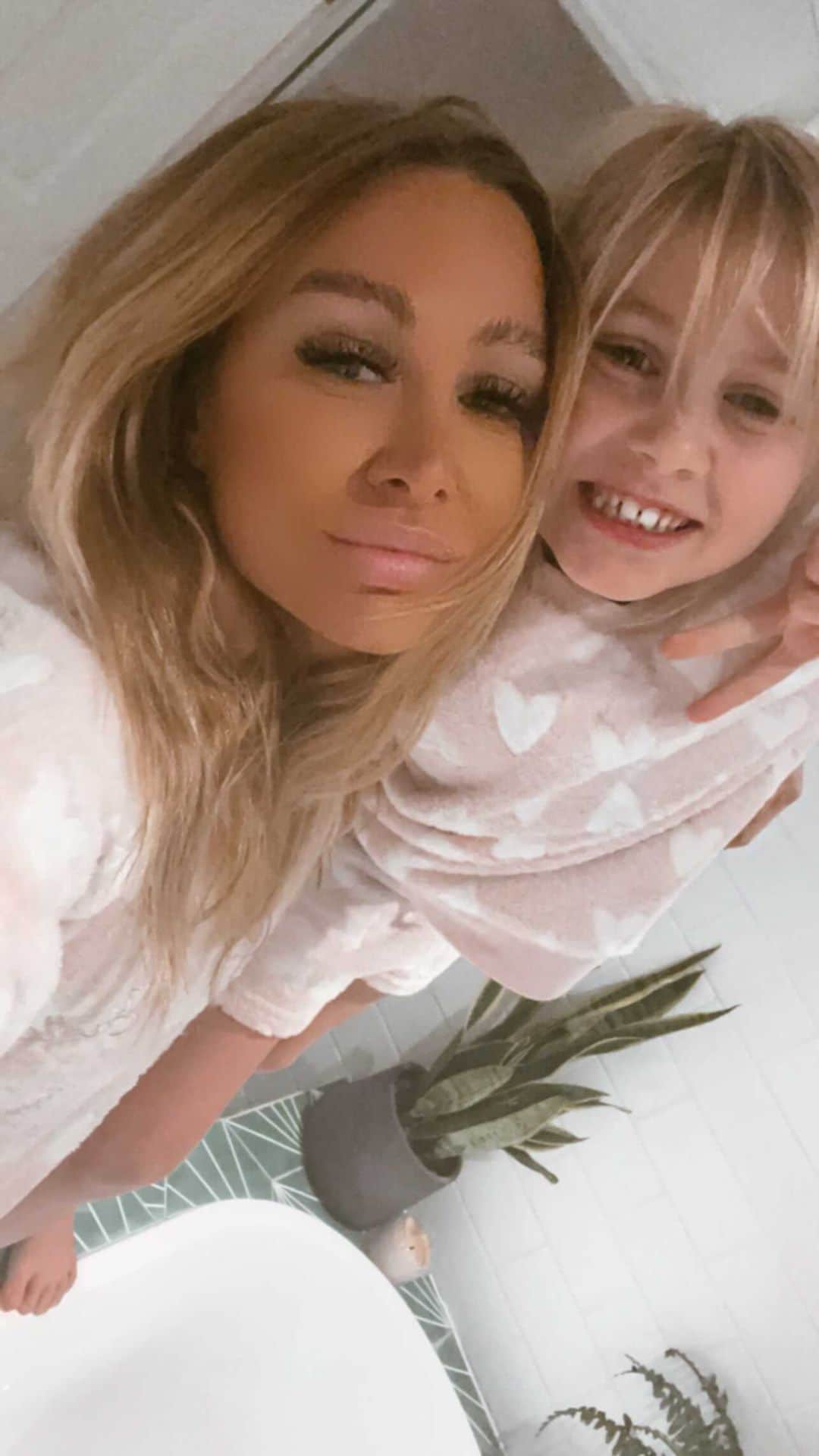 ルー・ティーズデールのインスタグラム：「All I want for Christmas is you (lies)  - Mummy & me pjs @bouxavenue #ad #happychristmas」
