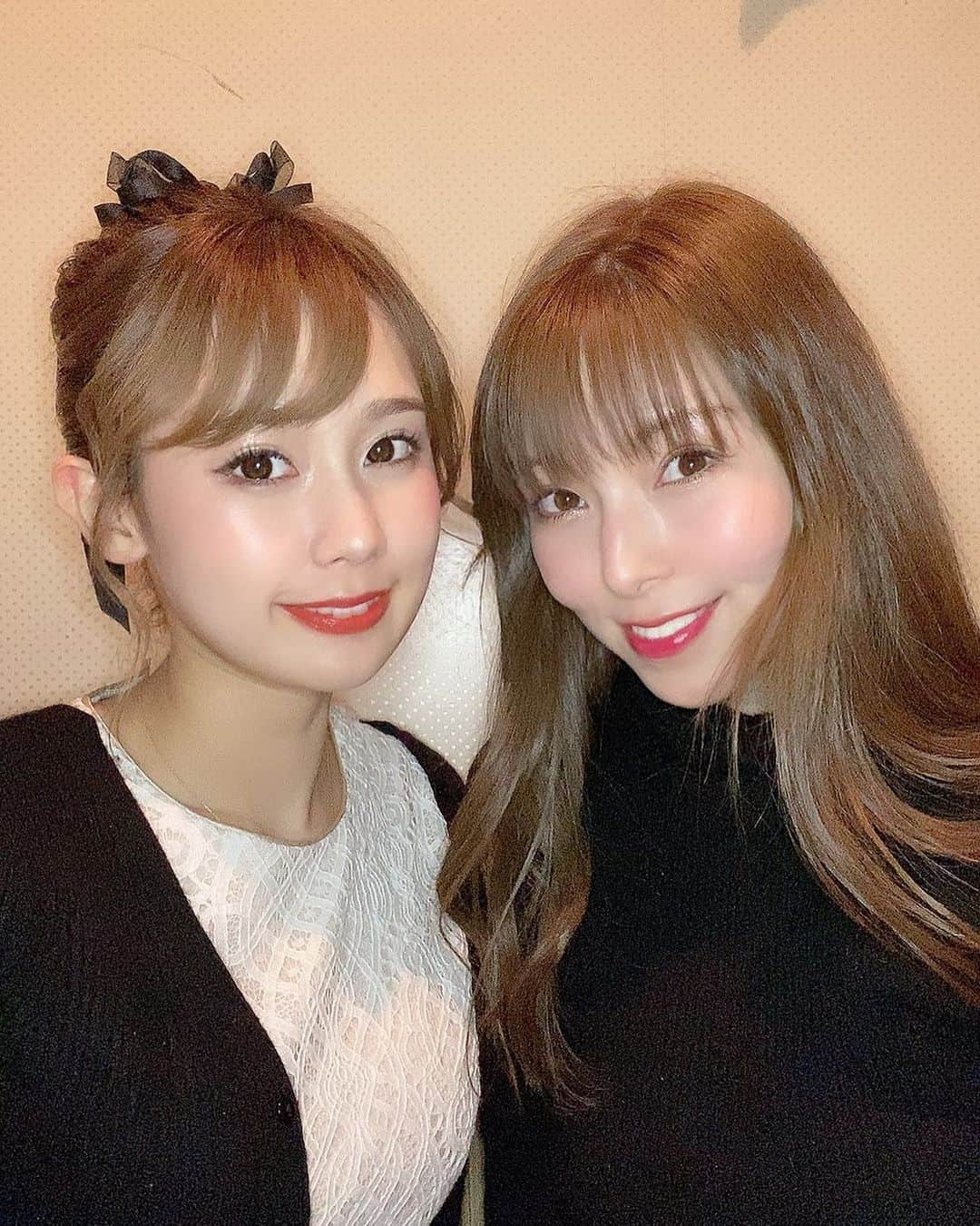 西村ケリーさんのインスタグラム写真 - (西村ケリーInstagram)「昨日仲良し 相原美咲ちゃんとのコラボLINELIVE配信！ありがとうございました✨ お知らせがありましたが！！！ 改めてこちらからも 12/27（日）クリスマス会＆忘年会を一緒にやります！！ 夕方の部　17:00〜18:30 　夜の部　19:30〜21:00  1部　10000円 2部通し　18000円　（少しお得） ※2部通しの方にはプレゼント有り🎁  参加特典　 サイン入りオリジナルブロマイド　  会場　池袋周辺（参加者にはメールにて会場の住所を送ります！） コンセプト 　夕方の部　遅めのクリスマス会 西村・相原　　サンタコス🤶🎅🎄  　　夜の部　今年もありがとう！大忘年会🎍※お酒アリ🍻 西村・相原　　ドレス👗  各部　ゲーム🎮や景品大会✨ 撮影タイム📷あり！！  軽食、飲み物あり✨ ※持ち込み大歓迎です👍💓  予約方法は kellynishimura08@gmail.comに ①お名前（ぺるネームも） ②住所 ③参加希望の部　（通しの場合は通しと記載下さい）  年内最後のイベント✨ 皆様に会えるのを楽しみにしてます💓 続々とご予約頂いてるのでお早めにぜひ✨  はじめましてや お久しぶりの方も是非お待ちしてます✨⭐️  #イベント　#忘年会　#相原美咲　#西村ケリー　#オフ会　#チェキ　#物販　#あります」12月3日 20時17分 - kellynishimura8