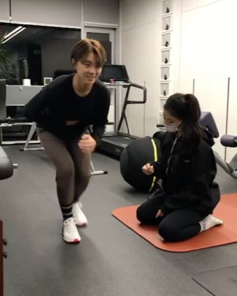 のインスタグラム：「뭔지 알겠지 런지가? 🤯🤯🤯 런지 제대로 배우는 1인😳 런지 자세가 문제가 아니고 갯수와 세트가 문제인듯요 샘😥 하아 내 다리 하아 내 엉덩이😭 @bola_ifbbpro 너무 착한 샘인데... 점점 날이 갈수록 미움이 생기네요? ........ ㅋㅋㅋㅋ 농담입니다 #운동중#강해지자#근육아올라와#오늘은엉덩이#터질뻔했다#인바디는거짓말안한다#체지방물러가라」