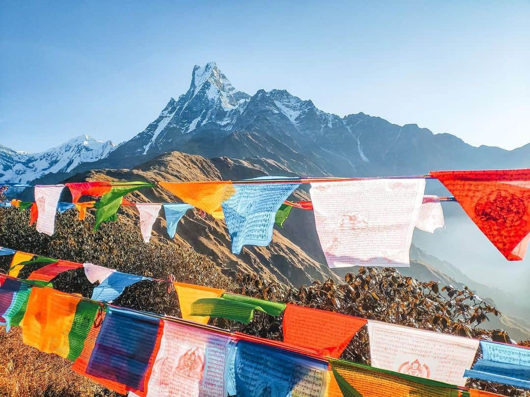 のインスタグラム：「【11.ネパール連邦民主共和国🇳🇵】  ネパールにあるカトマンズ街道を歩くと、世界一高い山「エベレスト」に出会うことが出来ます。  歩くのに自信がない人も大丈夫。 ちょっと値は張りますが、エベレスト遊覧飛行やヘリツアーも用意されています✈️  .  独特な形をしたネパールの国旗ですが、「世界で唯一長方形でない国旗」なんです。  そんなネパールでは、ご飯は朝夕の1日に2回が基本。 基本、毎日2回ともダルバートと呼ばれるカレー定食を食べるのだとか。  【#タビイク世界制覇 】  photo by Unsplash  ✼••┈┈••✼••┈┈••✼••┈┈••✼••┈┈••✼ ••┈┈••✼ ﻿  @tabiiku をタグ付けすると、お写真が紹介されるかも！？ 是非タグ付けして投稿してくださいね🌷 アジアのお写真、大募集中です！！  ✼••┈┈••✼••┈┈••✼••┈┈••✼••┈┈••✼ ••┈┈••✼ ﻿  #旅女 #vacation #instatravel #instapassport #バンライフ #旅行好き #旅行行きたい #旅行好き女子 #絶景 #バックパッカー #backpacker #フォトジェニック#Instagram #タビイク #ネパール #Nepal #🇳🇵#カトマンズ #カトマンズ街道 #Katmandu #エベレスト #Everest #アジア #ダルバート #ネパールカレー #Chomolungma #Qomolangma #チョモランマ #サガルマータ」