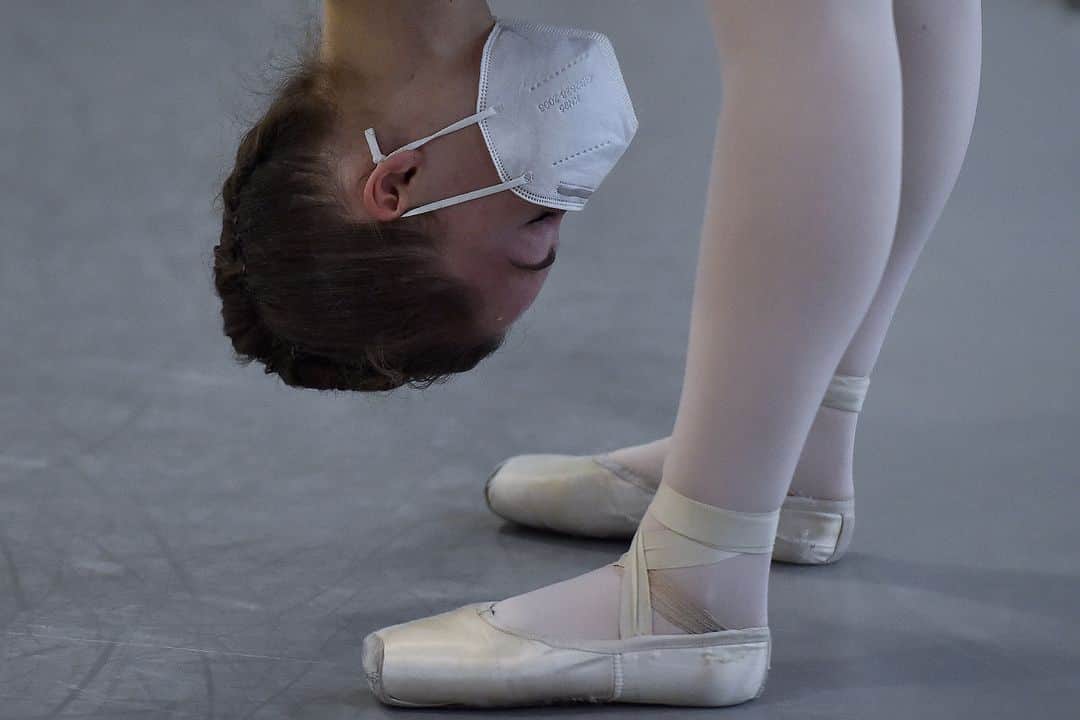 AFP通信さんのインスタグラム写真 - (AFP通信Instagram)「AFP Photo 📷 @pau.barrena - A ballet class at the Corella Dance Academy in Barcelona on December 2, 2020 amid the coronavirus pandemic. #ballet #balletclass」12月3日 20時19分 - afpphoto