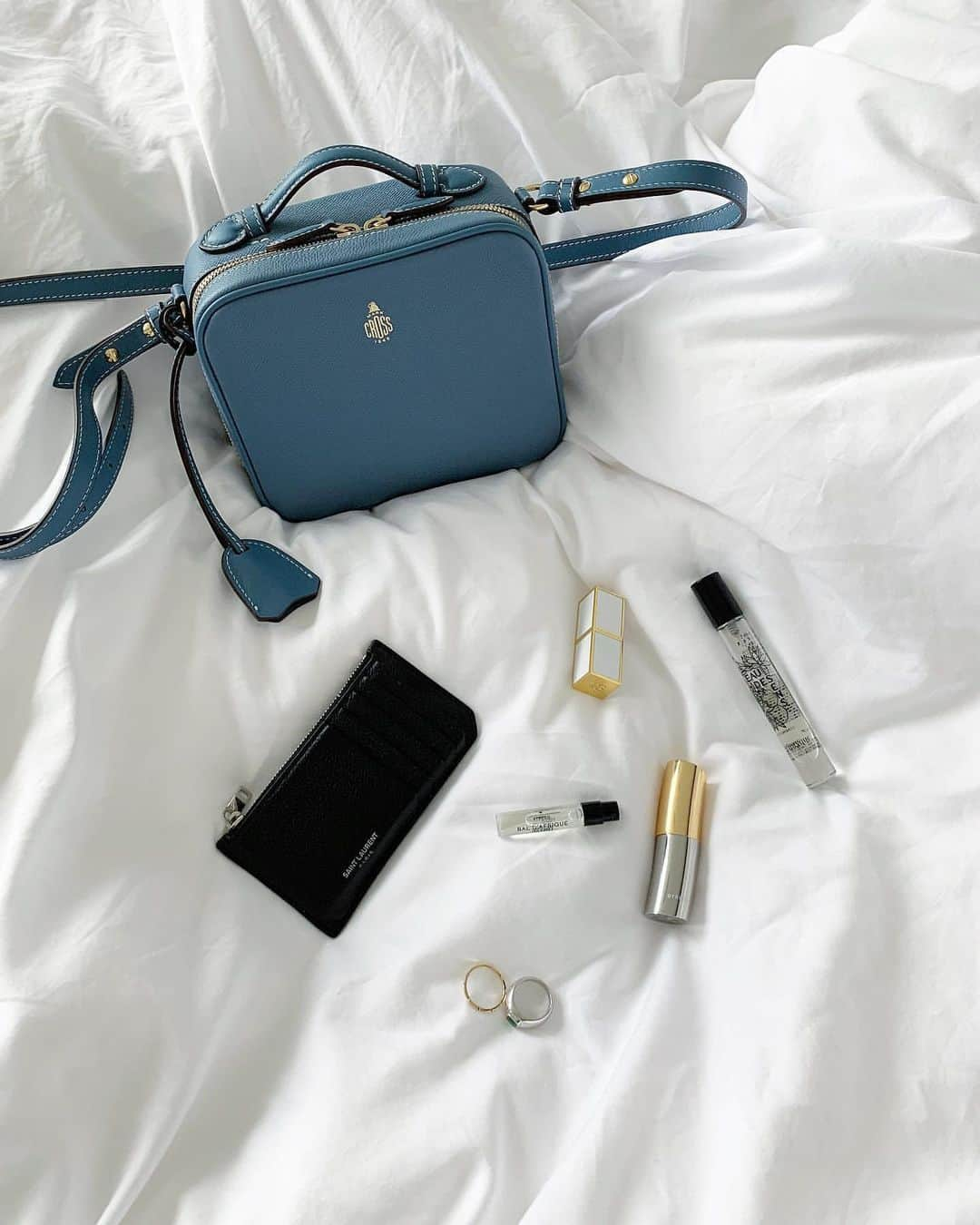 ELLE girl JAPANさんのインスタグラム写真 - (ELLE girl JAPANInstagram)「What's in my bag？👜﻿ ﻿ この冬、バッグに何を入れてる？🧳❄️お気に入りのフレグランスを持ち歩いて、1日の途中でシュッとひと吹きすれば、気分をリフレッシュできるかも💡おしゃれガールのバッグの中身を参考にしてみて👀﻿ ﻿ 📸 @kyareeeeen ﻿ ﻿ ﻿ 🦄みんなのバッグの中身も 【 #ellegirluni 】のハッシュタグを付けて投稿してね📸素敵な投稿は @ellegirl_jp でご紹介🌼﻿ ﻿ #ellegirlfashion #鞄の中身 #カバンの中身 #かばんの中身 #バッグの中身 #bagの中身 #愛用バッグ #whatsinmybag #トムフォードビューティー #トムフォード #トムフォードリップ #tomfordbeauty #tomford #markcross #diptyque #ディプティック #mauboussin #byredo #バイレード #ysl #サンローラン」12月3日 20時21分 - ellegirl_jp