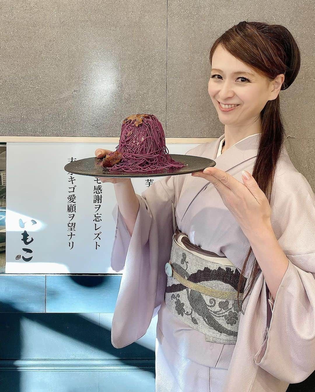 里井真由美さんのインスタグラム写真 - (里井真由美Instagram)「#imoko #sweetpotato #montblanc  さつま芋シャワー🍠🚿 自由が丘の さつまいもスイーツ専門店「いもこ」の「綾紫芋モンブラン」でございます〜 @imoko_sweet_potato   目の前でさつま芋シャワーが降り注ぐ〜 ブリュレ仕上げでトップがパリッと食感♡ 断面も〜  🔻さつま芋の種類は3種です  ●石川県 五郎島金時芋(ほくほく) ●綾紫芋 (鮮やか トップはチョコ) ●安納芋(ねっとり 甘め)  私が持っているのが綾紫芋♡ 他、季節果物パフェもございますし、 食べ歩き用のジェラートモンブランもございます🍠🍠  和栗シャワーで人気「栗歩」さんの姉妹店です。さつま芋シャワーモンブランの展開も 大注目ですね。 @waguri_montblanc_kuriho   ●さつま芋スイーツ専門店「いもこ」 自由が丘2-13-7  #モンブランの世界#栗#和栗#栗スイーツ#モンブラン#里井真由美#里井ワグリーナ真由美#ワグリーナ#ワグリーナ真由美#japan#mayumisatoi#アフタヌーンティー#零食#さといいね#스위트#ありが糖運動#まゆログ#甜食#着物#フードジャーナリスト里井真由美#kimono#kimonostyle」12月3日 20時26分 - mayumi.satoi