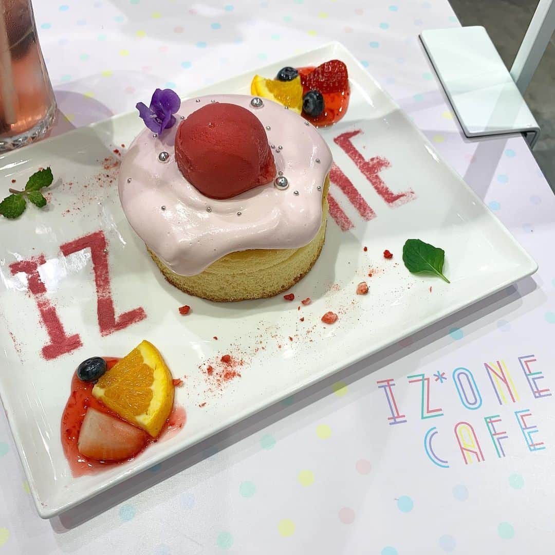 ゆわさんのインスタグラム写真 - (ゆわInstagram)「レコーディングの合間にね🌸  #izone #izonecafe #아이즈원 #아이즈원카페」12月3日 20時26分 - yuwa_rosario