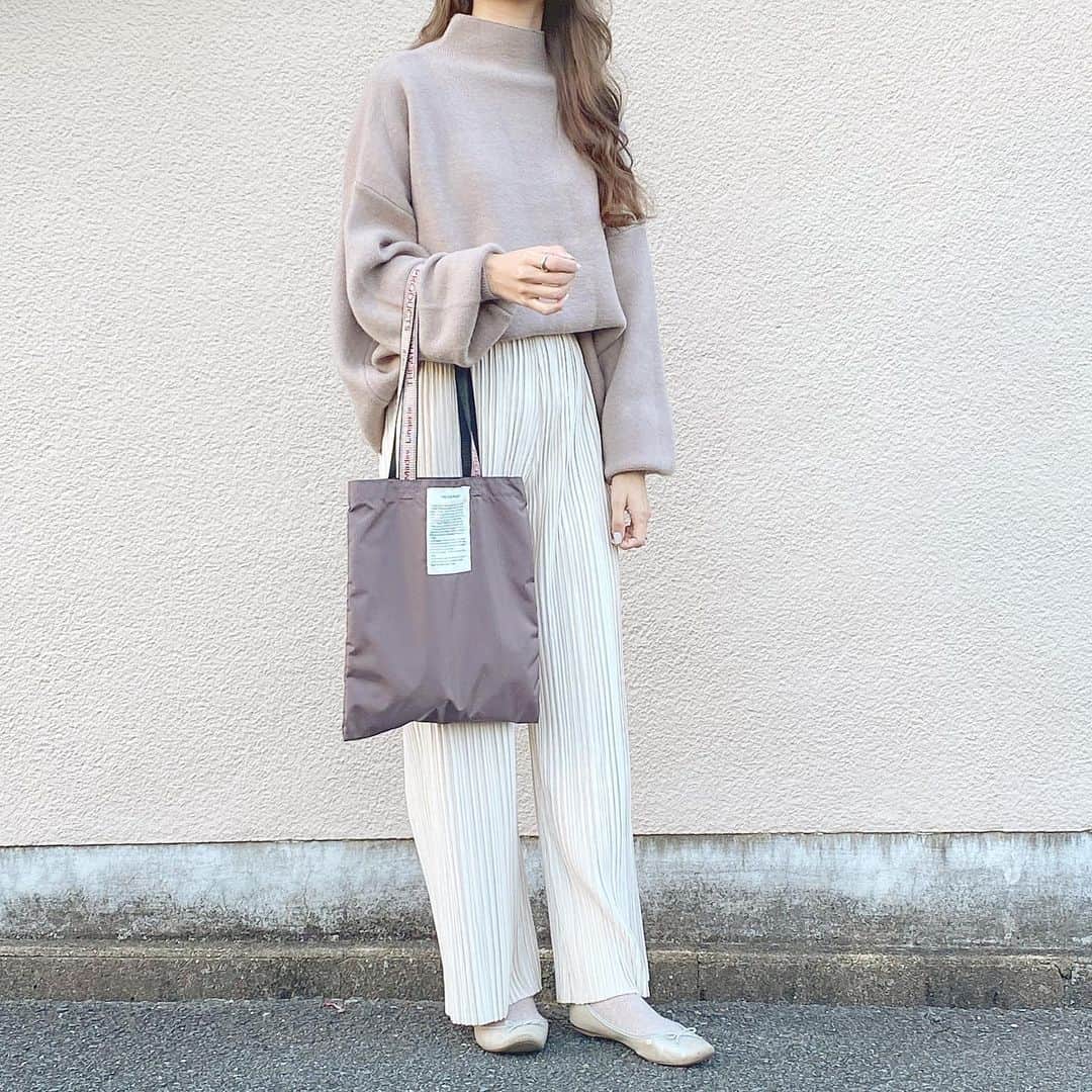 のインスタグラム：「. @fifth_store で全身コーデ! どちらも着心地がめっちゃ良いので おうち時間にも役立ちそう♡ˎˊ˗  #fifth#fifthtl#フィフス #プチハイドルマンふんわりニット #ベロアプリーツイージーパンツ #カジュアル#ニット#パンツコーデ」