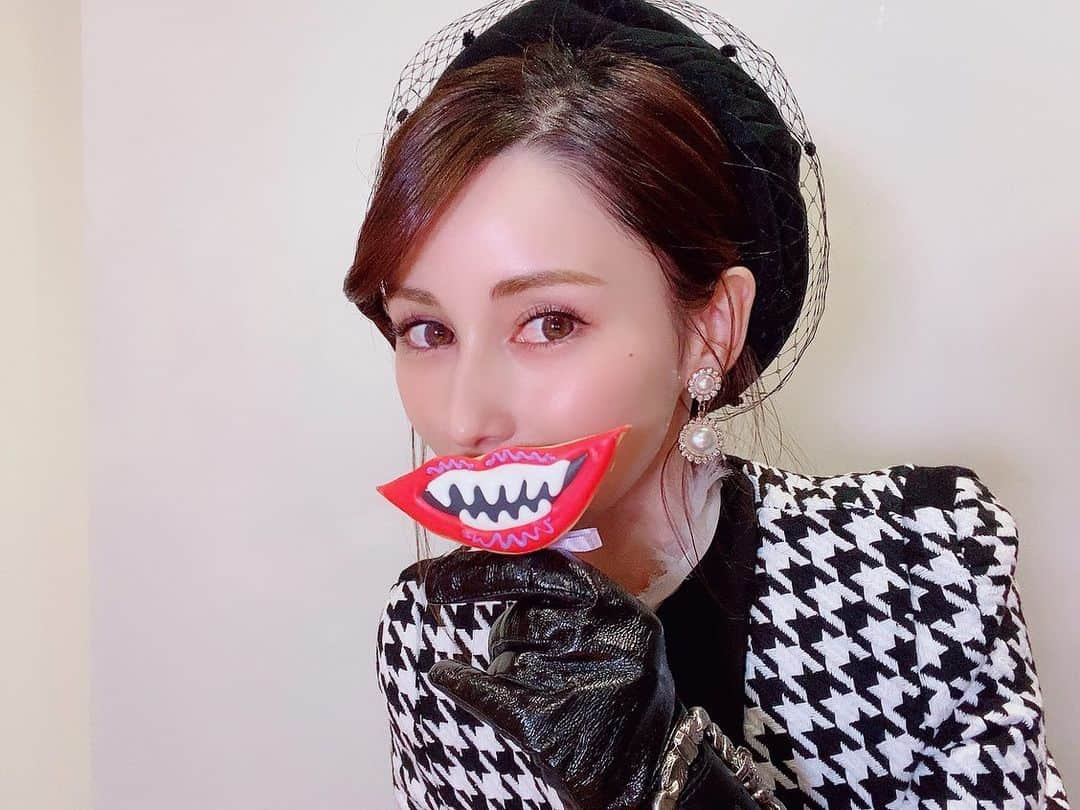 ダレノガレ明美さんのインスタグラム写真 - (ダレノガレ明美Instagram)「魔女だぞー💋😂  観入ってしまう映画です！ アン・ハサウェイさん本当に凄い！ #魔女がいっぱい #60年代ファッション」12月3日 20時28分 - darenogare.akemi