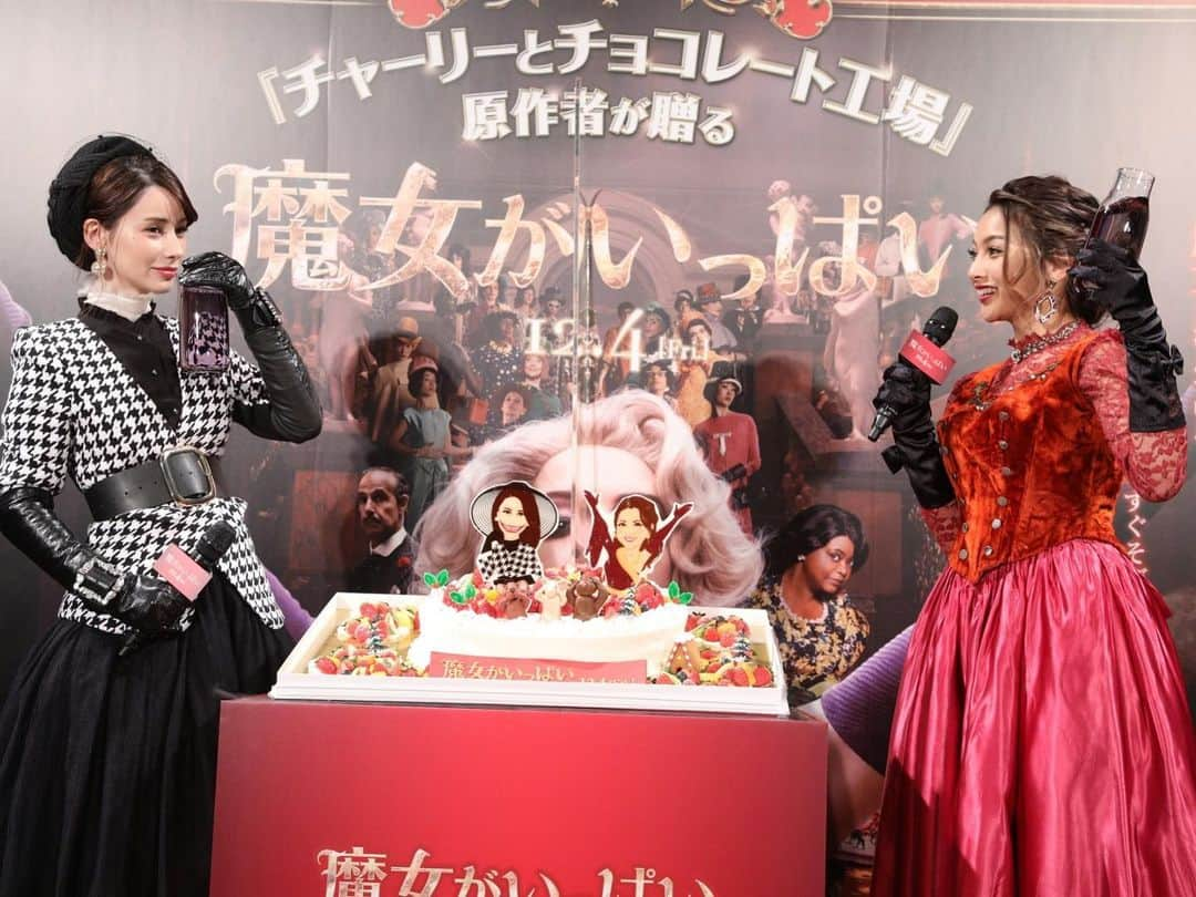 ダレノガレ明美さんのインスタグラム写真 - (ダレノガレ明美Instagram)「魔女だぞー💋😂  観入ってしまう映画です！ アン・ハサウェイさん本当に凄い！ #魔女がいっぱい #60年代ファッション」12月3日 20時28分 - darenogare.akemi