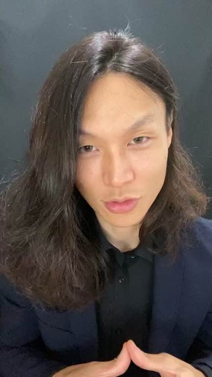 のインスタグラム：「このライブ配信と同時に横で商品開発会議のzoom会議が行われています！  そこで出た議題のひとつが「理美容室で除毛クリームは売れるのか」でした。  ・売れると思いますよ ・今現在取り扱ってて売れてますよ ・こんな人が買っていきますよ ・店でサービスとして提供してますよ ・販売につなげるためこのような施策をしてますよ  などなど「理美容室と除毛クリーム」でなんでもいいので情報があれば教えていただきたいです！  もし見込みがあるなら ・最低年間で1万本くらい売れるモノ ・コスパが良いモノ ・その他アドバイスを頂いた中から実現できそうな成分や量や質やデザインのモノ を作りたいと思っております。  教えていただけるなら気軽にDM下さい！ 善意でDMをくださったのにそれに対して追加で質問してしまう可能性がありますが何かお礼いたしますので面倒くさがらずにDMのやり取りしてもらえれば有り難いです！  よろしくお願いします！ m(_ _)m  #商品開発 #商品開発会議 #除毛 #除毛クリーム  ちなみに、ライブ中にも話しておりますがサロンさんのOEM商品・PB商品の提案開発販売も製造会社とともに常時やっておりますので、今何かOEMを考えてらっしゃるお店の方は是非僕にお声掛けしてもらっても大丈夫です！  以上よろしくお願いします！ m(_ _)m」