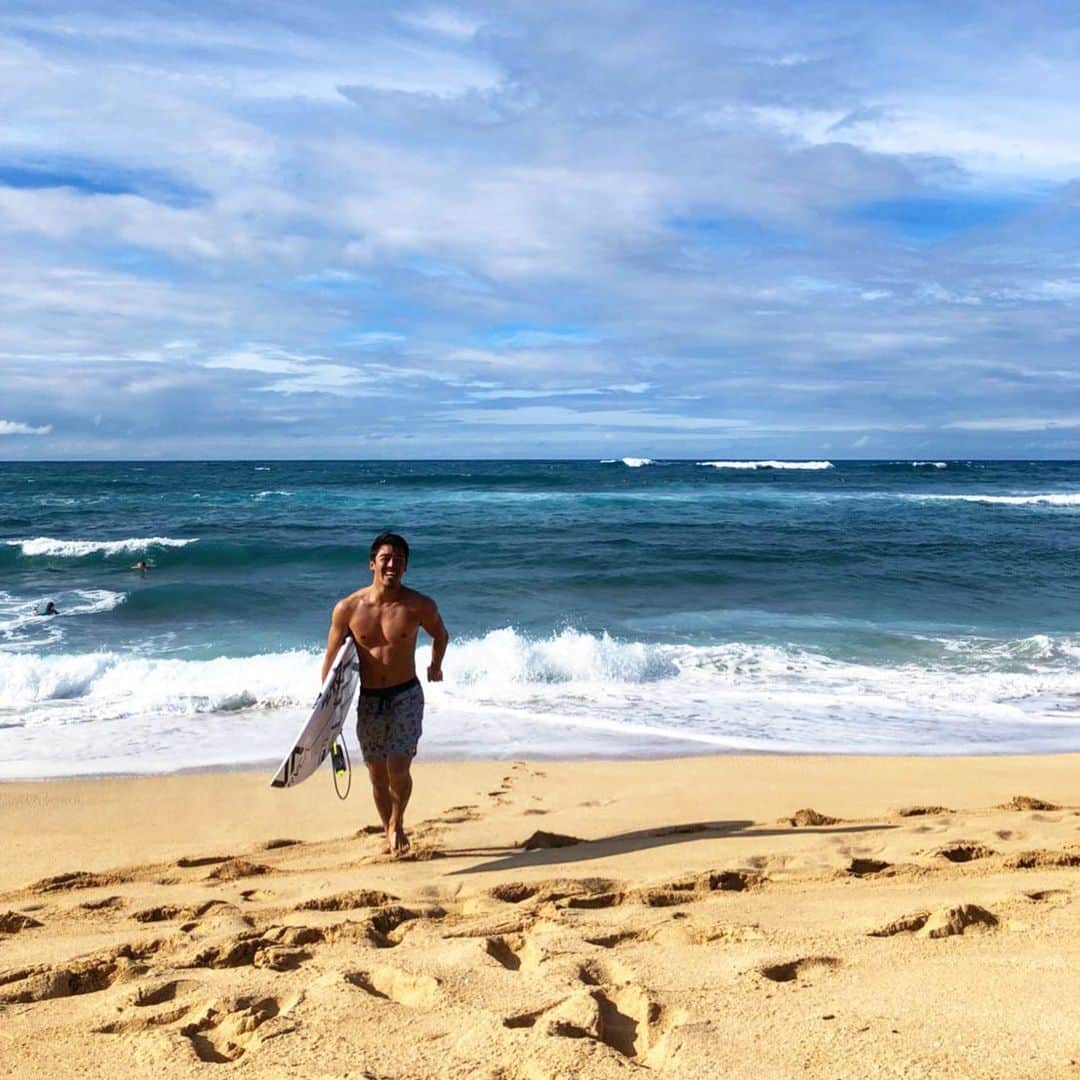金尾玲生のインスタグラム：「.  あー、温かいところでサーフィンしたい。  この写真は3年前…  Hawaii行きたいなー。  考えよーっと。  #surfing #hawaii」