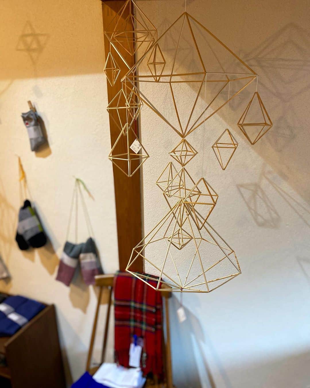 cafezakkagallery-flagのインスタグラム：「▪︎ギャラリーとご案内▪︎ 12/1よりスタートしました「hacuのクリスマス展」 人気の靴下メーカーさんによる靴下は メンズやサイズ展開もございますので ご夫婦で、カップルで、お友達へ、家族へギフトなど 無料ラッピングも行います♬ 同時に北欧装飾のヒンメリも展示販売しております。 美しいフォルムがゆらゆら浮かぶ姿に うっとりしますよ。 ぜひインテリアにオススメです。  と、、、、ご案内になりますが 大阪外出自粛要請がはじまってしまいます。。 あちゃーと思いつつも、これ以上 えらいこっちゃにならない様努めないといけませんよね。 cafeFLAGでは12/5(土)から15日まで 臨時休業とさせて頂きます。  また明日詳しくご案内させて頂きます！  明日は12/4はオープンしてますので、 ぜひマスクをしてアルコール消毒をして 無理ない程度にお立ち寄り下さいませ。  #cafeFLAG #cafezakkagalleryflag  #hacu #ヒンメリ #クリスマス #大阪 #枚方市 #香里ケ丘 #大阪カフェ巡り」