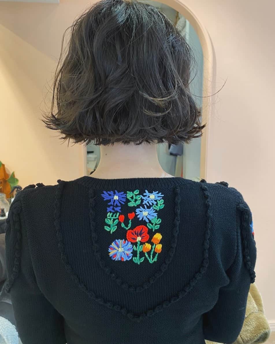 のインスタグラム：「ぎゅっとつまったフレンチボブはやっぱり可愛い✂︎ 重ためシルエットだけど内側は軽いので動くよ。 毛先はぷつっとね。良いお年を〜って切り納めの師走が始まりました。年内は予約がいっぱいになってしまいましたが(ありがとうございます)年始1月のご予約受付け中です。 お待ちしています。今年も残りわずかですが なるべく楽しみたいですね」