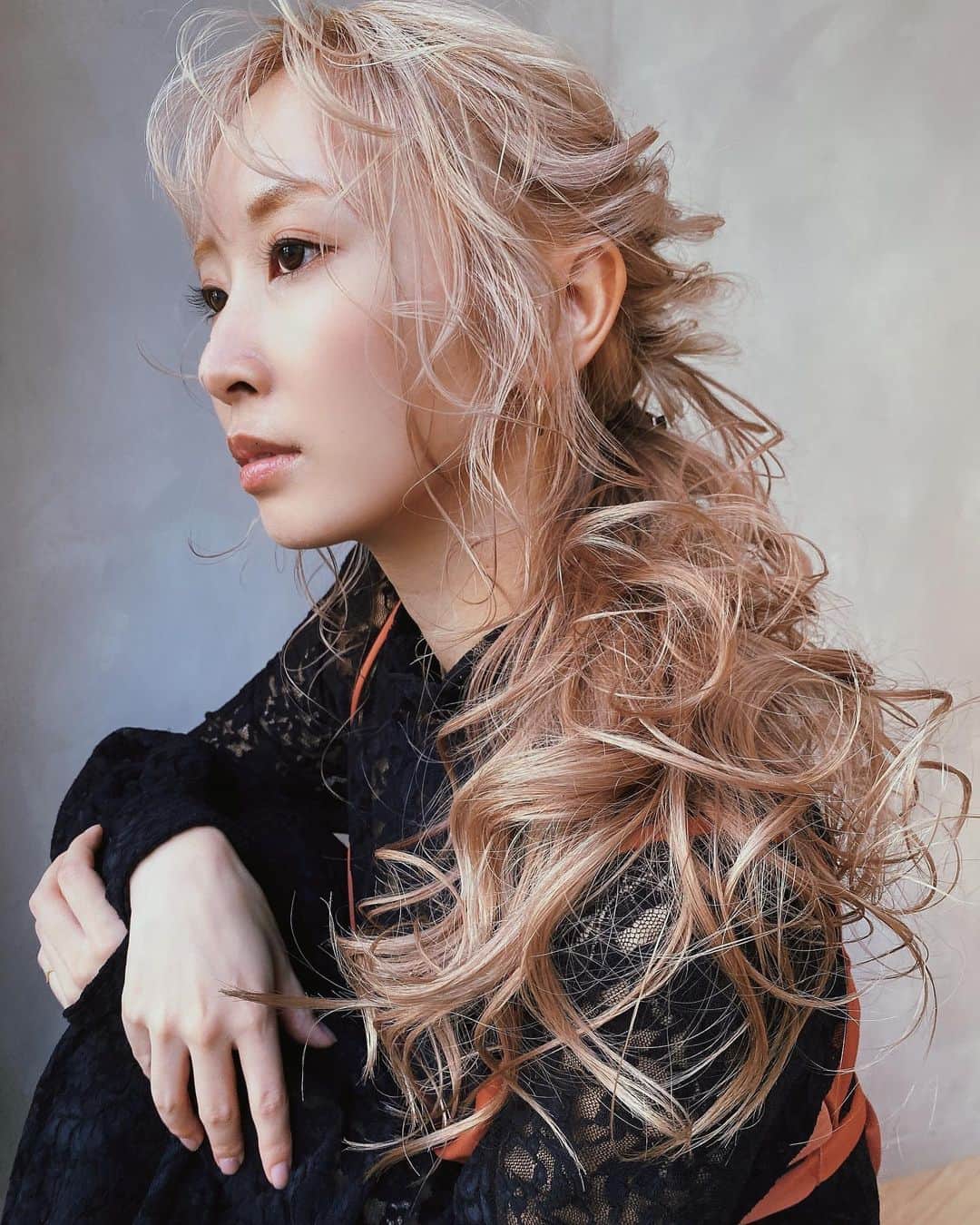 榊原伶奈のインスタグラム：「けいさんの作品いつ見ても本当に綺麗🥺✨  #撮影 #サロンモデル #ヘアアレンジ #ヘアセット  #編み下ろし #編み下ろしアレンジ  #ハイトーン #ハイトーンアレンジ #結婚式 #結婚式ヘアアレンジ #ロングヘア #ハイトーンロング」