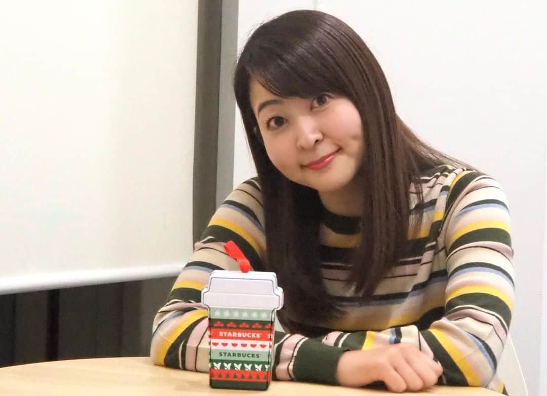 多胡安那のインスタグラム：「事務所の先輩が早めのクリスマスプレゼントをくださいました。 優しくて、温かくて、頼りになる先輩です。 先輩のお姿は写真2枚目に。  #気象予報士 #クリスマス #スタバ #お洋服と柄かぶり #ボーダーが好きです  #先輩の写真は隠し撮りではない #背中をお借りしました」