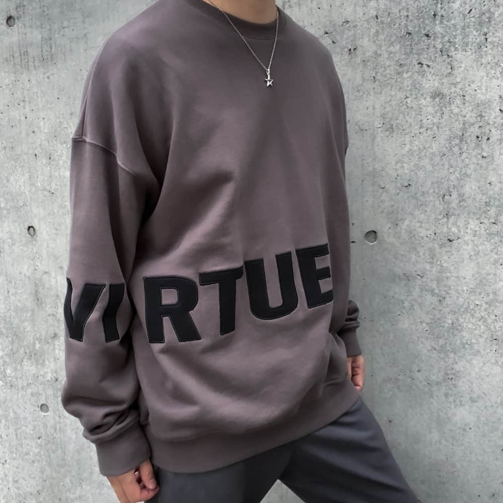 れいたのインスタグラム：「PULLOVER SWEAT 20 / KH 172cm 66kg Lサイズ着用 これは手を下ろした時にVIRTUEと読めるようにデザインしました。 文字の部分はプリントではなく、刺繍と黒の生地で作ってます。 生地は裏起毛とかではなく、春まで長く着て欲しいので、やや薄めの生地にしています。 冬はアウターの下に着て、春はこれ一枚でいける感じになってます👍🏻 #snakedlows #snkd #reita」