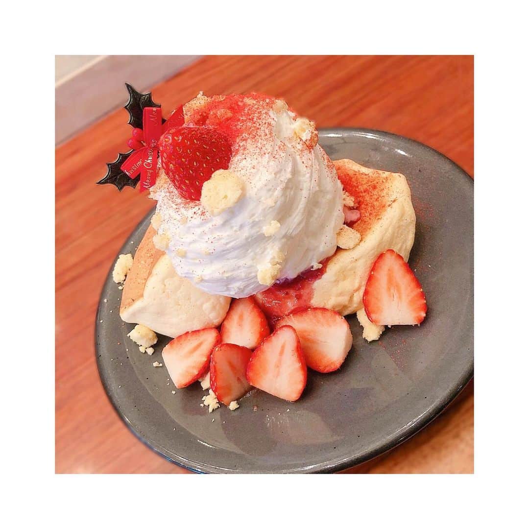 高橋麻里さんのインスタグラム写真 - (高橋麻里Instagram)「. いちごのぱんけーき🍓 . 生クリームふわふわで 中にいちごアイスもはいってた！ . . 彼女とデートなう的なお写真。 . . . #パンケーキ #いちご  #カフェ #cafe #カフェ巡り #🍓 #🥞」12月3日 20時40分 - takahashimari15