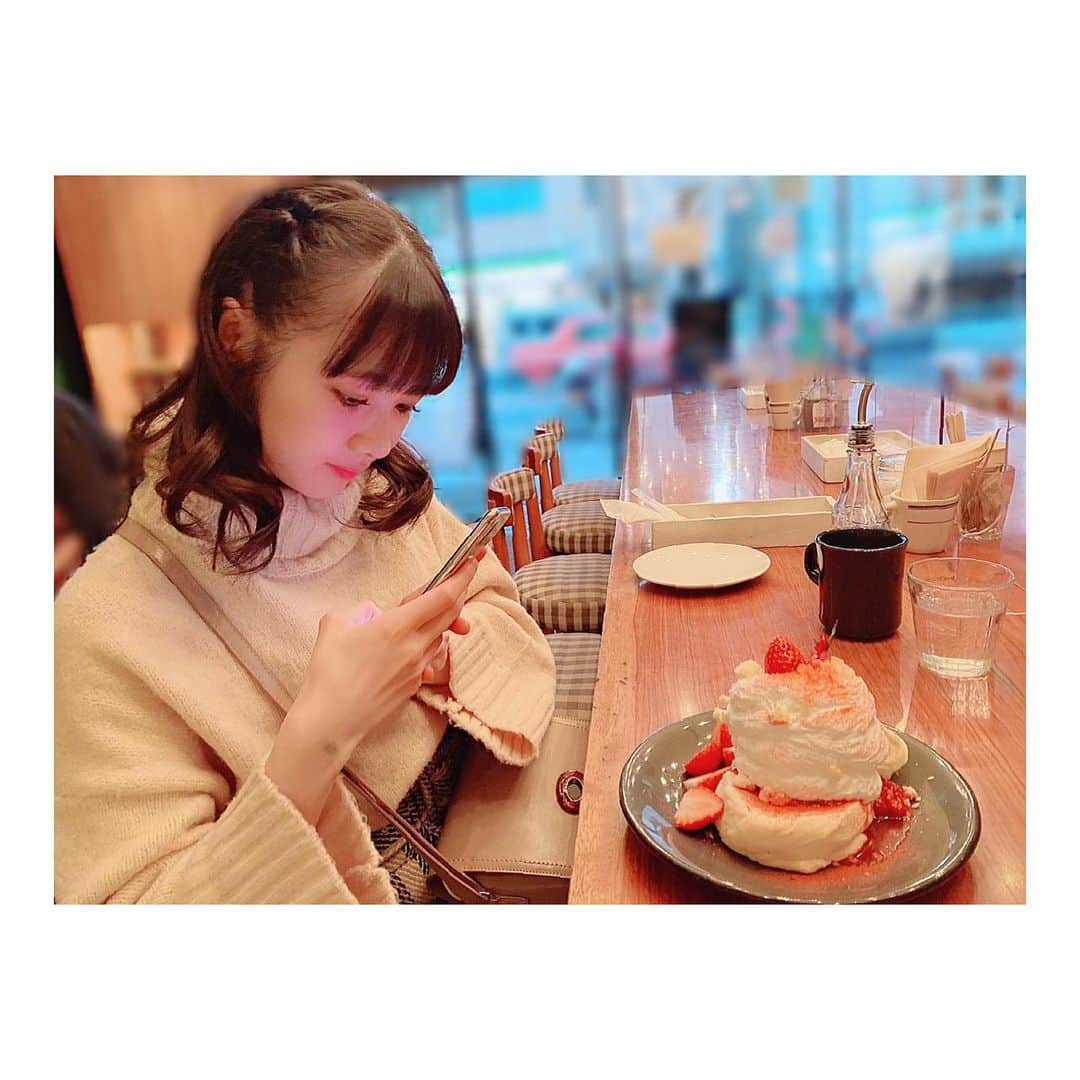 高橋麻里のインスタグラム：「. いちごのぱんけーき🍓 . 生クリームふわふわで 中にいちごアイスもはいってた！ . . 彼女とデートなう的なお写真。 . . . #パンケーキ #いちご  #カフェ #cafe #カフェ巡り #🍓 #🥞」