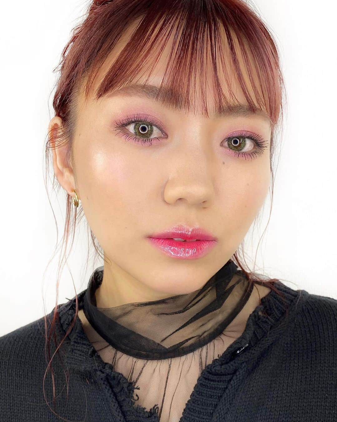 M∙A∙C Cosmetics Japanのインスタグラム：「＼約17,700円相当お得！／ 一部店舗限定*発売のホリデーキット「カラー アウト ラウド ホリデー ボールト」を使用したメイクルック2パターンをご紹介❄️💕  ㅤ ■「カラー アウト ラウド ホリデー ボールト」（税込18,700円） *公式オンライン、三越伊勢丹化粧品オンラインストア「meeco」限定  ㅤ （画像1枚目） ＊EYES ☑︎エクストラ ディメンション フォイル アイシャドウ / エクスプローシブ ケミストリー ＊LIPS ☑︎リップスティック / ハート ゴーズ ブーム ☑︎リップガラス / スパーク ジョイ!、スノー イン ラブ ＊FACE ☑︎エクストラ ディメンション スキンフィニッシュ/ レット イット グロー （画像2枚目） ＊EYES ☑︎エクストラ ディメンション フォイル アイシャドウ / スパークタキュラー、シルバー ベルズ ＊LIPS ☑︎リップガラス / ブレイク ザ アイス ＊FACE ☑︎エクストラ ディメンション スキンフィニッシュ/ レット イット グロー  ㅤ #MACFrostedFirework #MACクリスマスコフレ2020 #MACHoliday」