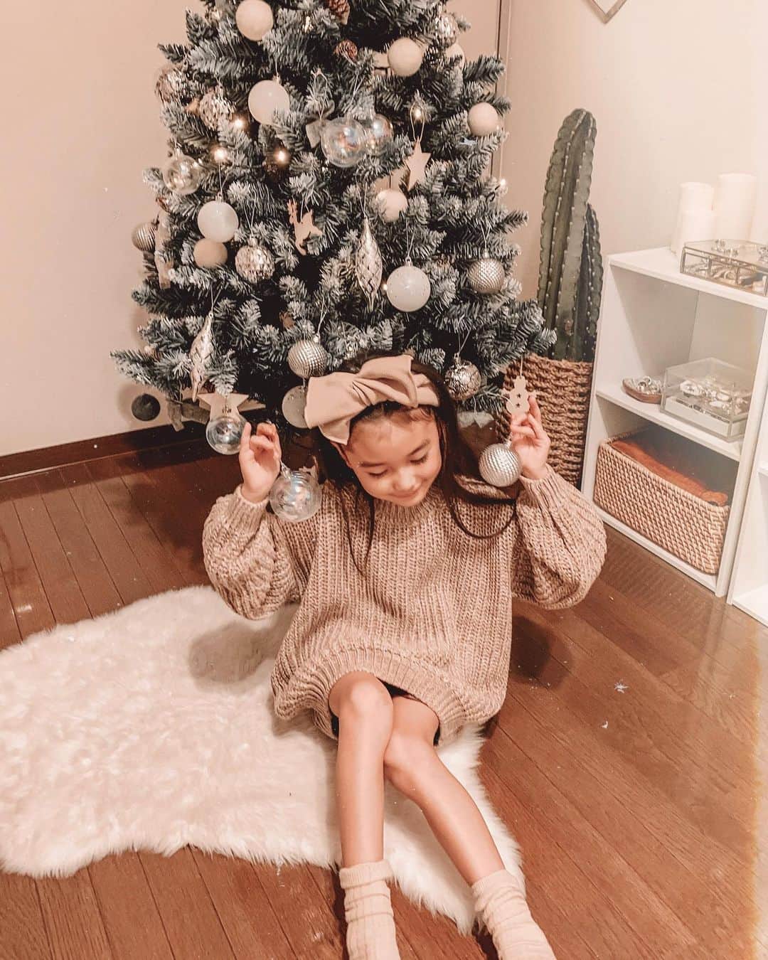 ✷kana✷のインスタグラム：「🎄✨ . . #おうちツリー 飾りました♡ ガラスのオーナメントとか増やして 来年はもっとゴージャスにしたい♡⁂❄︎ . ストーリーで質問たくさん頂いた 👧🏽のニットは @lanaulu1231 のです♡ 姉妹店の @petit_chouchou1129 もたくさん愛用させていただいてます♡ . #娘コーデ」