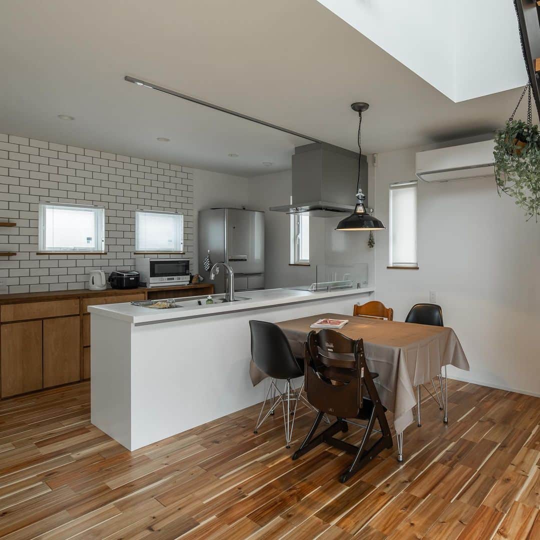 ルポハウス一級建築士事務所さんのインスタグラム写真 - (ルポハウス一級建築士事務所Instagram)「・ ・ ・ ホワイトタイルの微かな凹凸が、光の加減でランダムに表情を変えます｡ ・ 造作カップボードは大容量の収納｡ 見せる収納としての飾り棚には、お気に入りのキッチングッズを置いて｡ ・ ・ ・ 𓐌𓐌𓐌𓐌𓐌𓐌𓐌𓐌𓐌𓐌𓐌𓐌𓐌𓐌𓐌𓐌𓐌𓐌  ルポハウスの施工事例はこちらまで☞ @reposhouse  𓐌𓐌𓐌𓐌𓐌𓐌𓐌𓐌𓐌𓐌𓐌𓐌𓐌𓐌𓐌𓐌𓐌𓐌 #ルポハウス は#ちょっとかっこいい家 を"友人のために" という思いでつくっています。 一生に一度の#マイホーム。 「あなたにしかできない」×「ルポハウスだからできる」で、 私たちだけの#家づくり を思いっきり楽しんでみませんか？！ ・ ・ ・ #住宅 #注文住宅 #新築一戸建て #デザイナーズ住宅  #一級建築士事務所 #設計事務所  #滋賀県大津市 #滋賀県草津市 #滋賀県栗東市  #滋賀県近江八幡市 #instahome #instahouse #myhouseidea #キッチンインテリア #ラクシーナキッチン #造作カップボード #名古屋モザイクタイル #マシア #飾り棚 #飾り棚ディスプレイ #アカシア床 #無垢床 #ネイトビーツ」12月3日 20時47分 - reposhouse