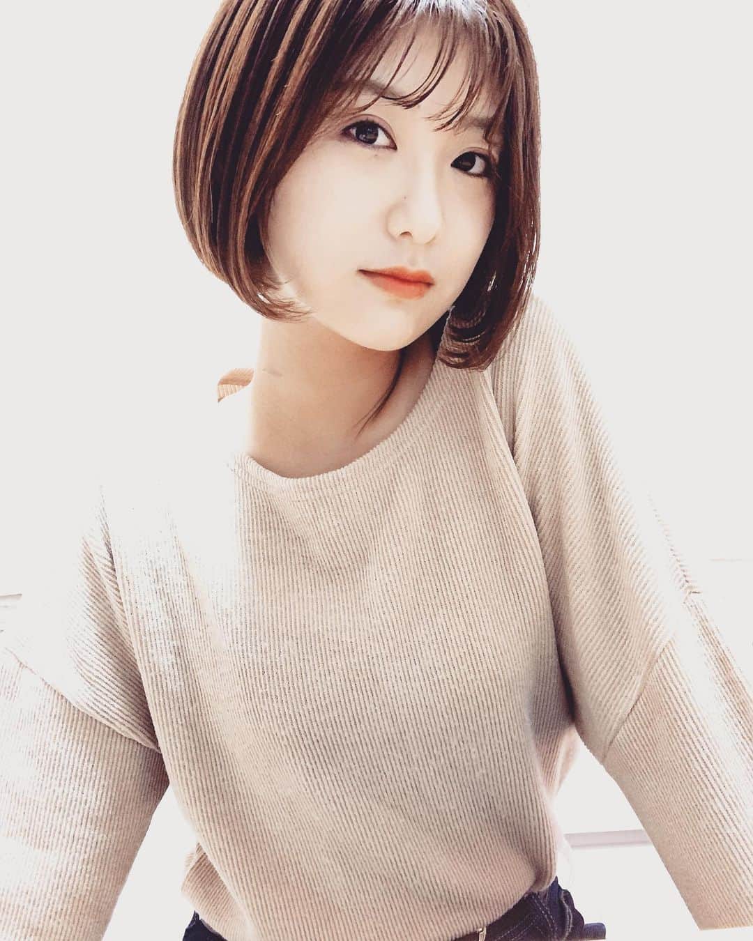 藤原万由子のインスタグラム：「更に短くなりました〜✂️ . . なんやかんやまた5センチ近く切っちゃった🙋‍♀️ . . 見慣れてきたらすごーくお気に入り。 . .」
