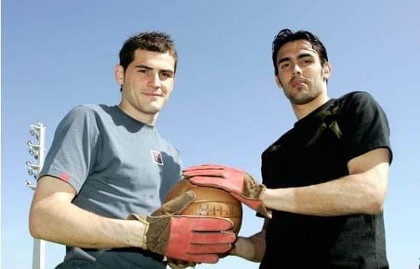 ジョルディ・コディーナのインスタグラム：「Quien ha cambiado más, los guantes o nosotros? 😂😂😂 @ikercasillas @rinatoficial #tbt #futbol」