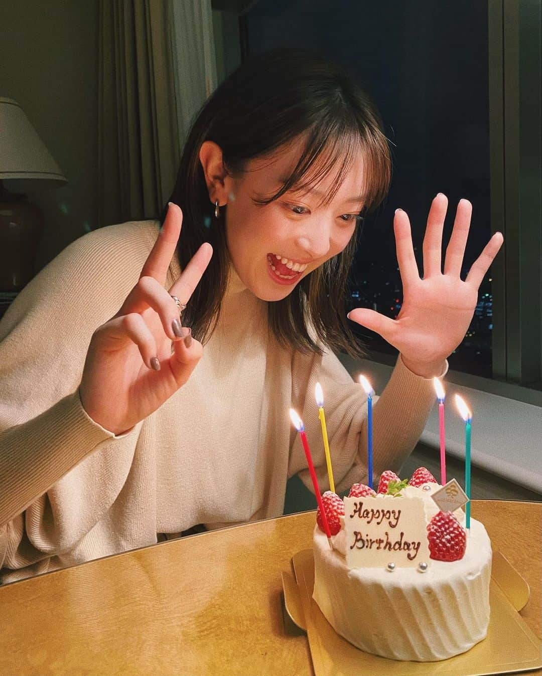 水上京香さんのインスタグラム写真 - (水上京香Instagram)「✌️✋ 25歳。四半世紀、生きました🦖 産んでくれた母、育ててくれた両親をはじめ、 これまでお世話になった方々に、改めて感謝です。 いつも本当にありがとうございます！  近頃、特に、人間は一人では生きていけない。 そう感じることが増えました。何事も支え合いながらね🤝  皆様、これからもよろしくお願い致します！ with friend🎂🥀Thank you.」12月3日 20時43分 - kyokaminakami_official