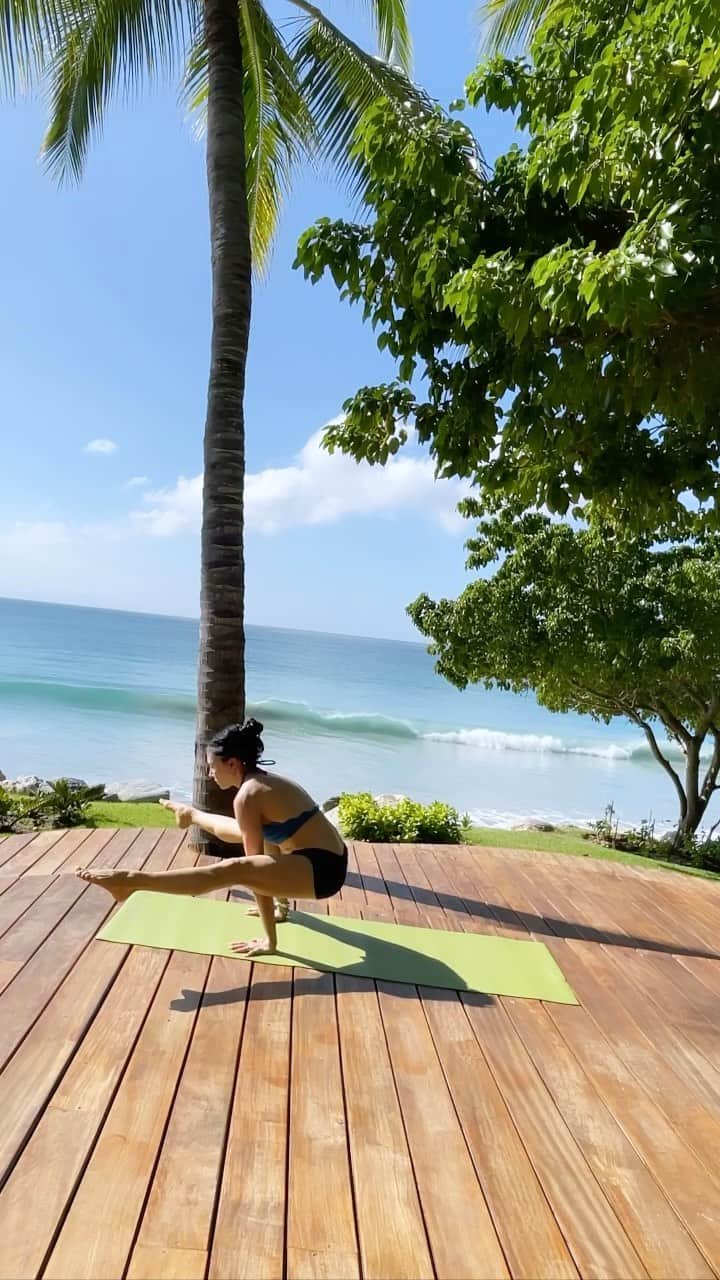 アリス+オリビアのインスタグラム：「Countdown to the drop of our printed #yoga leggings!!!!」
