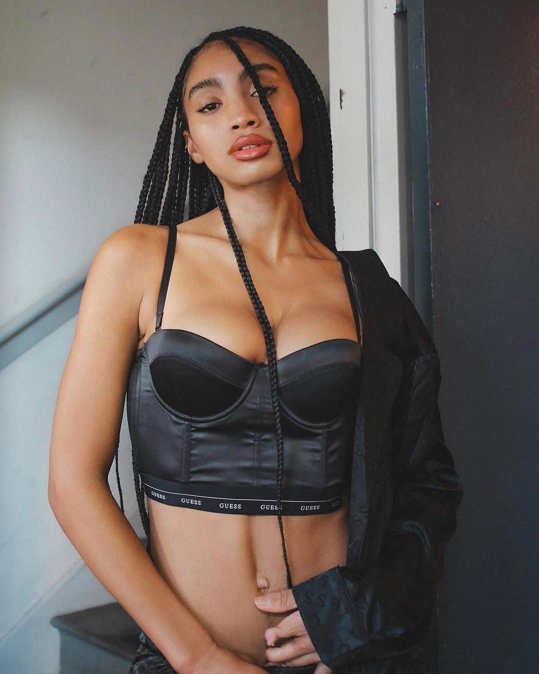 ゲスのインスタグラム：「slip into something satin 🥀 @phenixsoul in #GUESSLingerie」