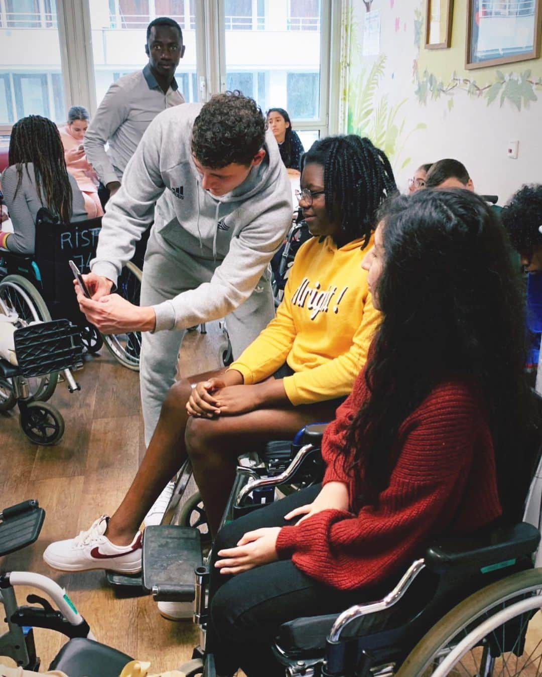 ベンジャマン・パヴァールのインスタグラム：「Les photos datent de 2019 - on avait pas besoin de masque ! 😷☺️ -  on allait rendre visite aux jeunes atteints de cancer avec @associationaida et @carmenta_talents : on leur avait ramené des cadeaux et, en voyant leurs sourire et leur énergie, on n’imaginait pas que 2020 serait aussi compliqué …  Pour essayer de terminer l'année sur une note positive, @Aidaassociation a lancé l’opération #NoelAlHopital pour que les enfants qui passeront Noël à l’hôpital puissent recevoir des cadeaux grâce à notre solidarité. 🎁🎄 Le lien est dans ma bio, c’est hyper simple   Force à tous les bénévoles de @aidaassociation et à @leamoukanas pour leur engagement auprès des enfants 💙💪🏻」