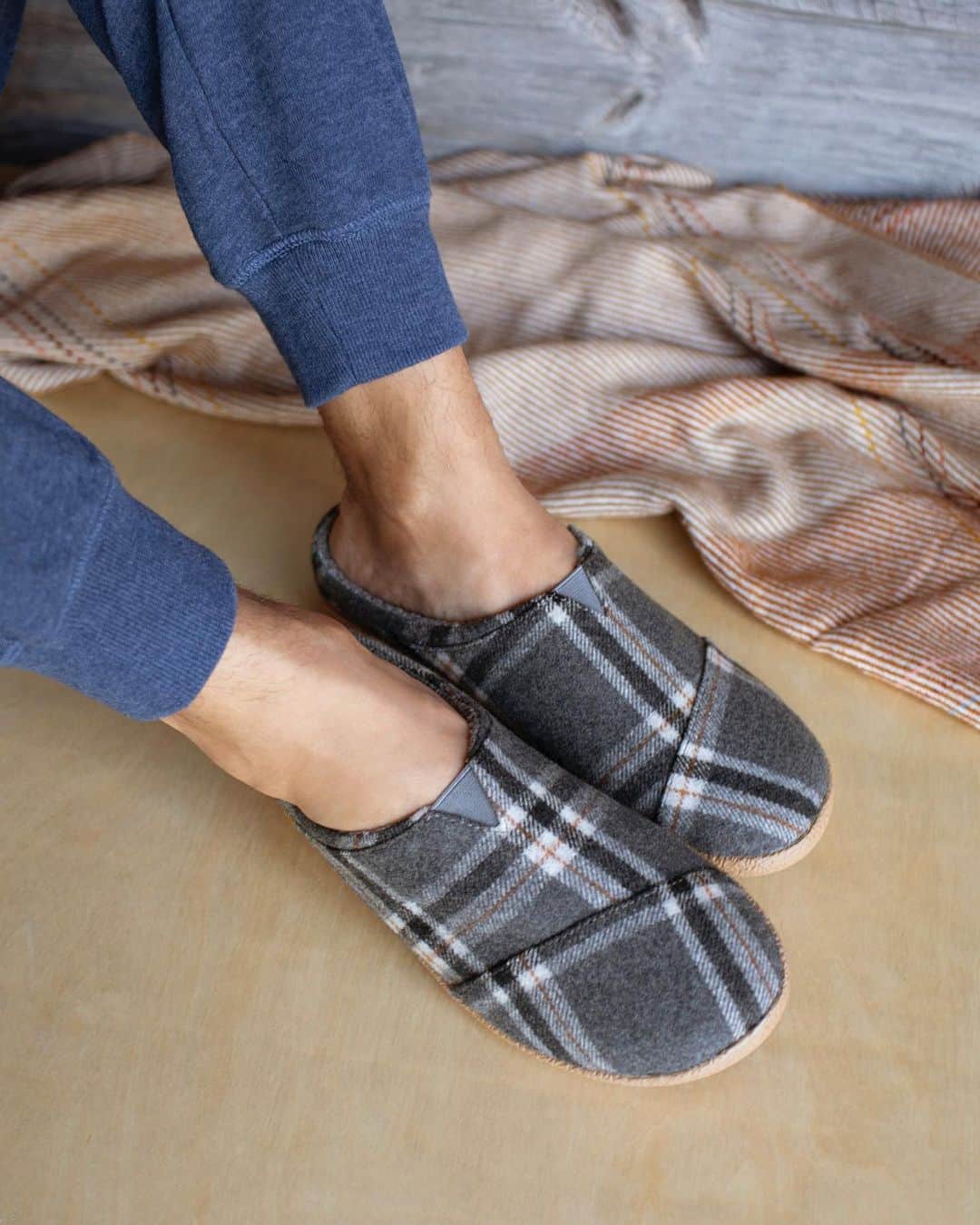 トムズシューズのインスタグラム：「The Berkeley slipper. Pairs well with chilly weather, R&R, and a desire to do good.」