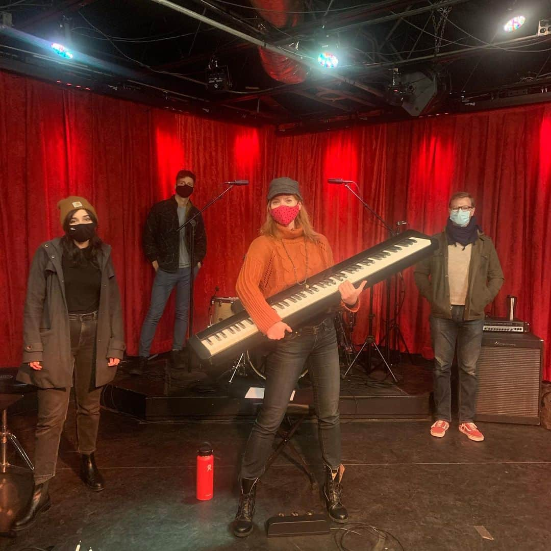 アリシア・ウィットさんのインスタグラム写真 - (アリシア・ウィットInstagram)「do you wanna see this band LIVE STREAMING from the @the5spotnashville? you know you do! 🎄🤟🏻join us tomorrow, 8:30 EST, from anywhere in the world on @stageit. go to the link in my bio and grab a ticket - pay whatever you wish, as little as $.10 gets you in. all of my proceeds are being given to our beloved east nashville venue The 5 Spot to help keep them afloat during this crazy time. we’ll be playing lots of christmas songs - some that i wrote, some that i didn’t write - and it’s going to be a blast. #christmasmusic #livestreaming #localbusiness #musiccity #eastnashville」12月4日 2時16分 - aliciawitty