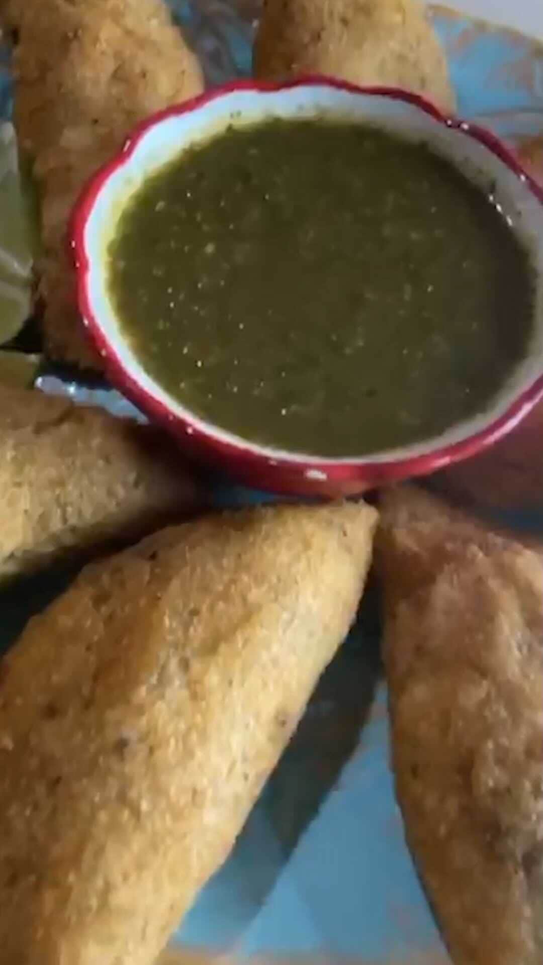 ケリスのインスタグラム：「We're trying something a lil different this week, fam! Y'all know I loveeeee some meat, but this time around, I'm walking you through vegan empanadas 😍 They’re one of my faves, and really fun to make!」